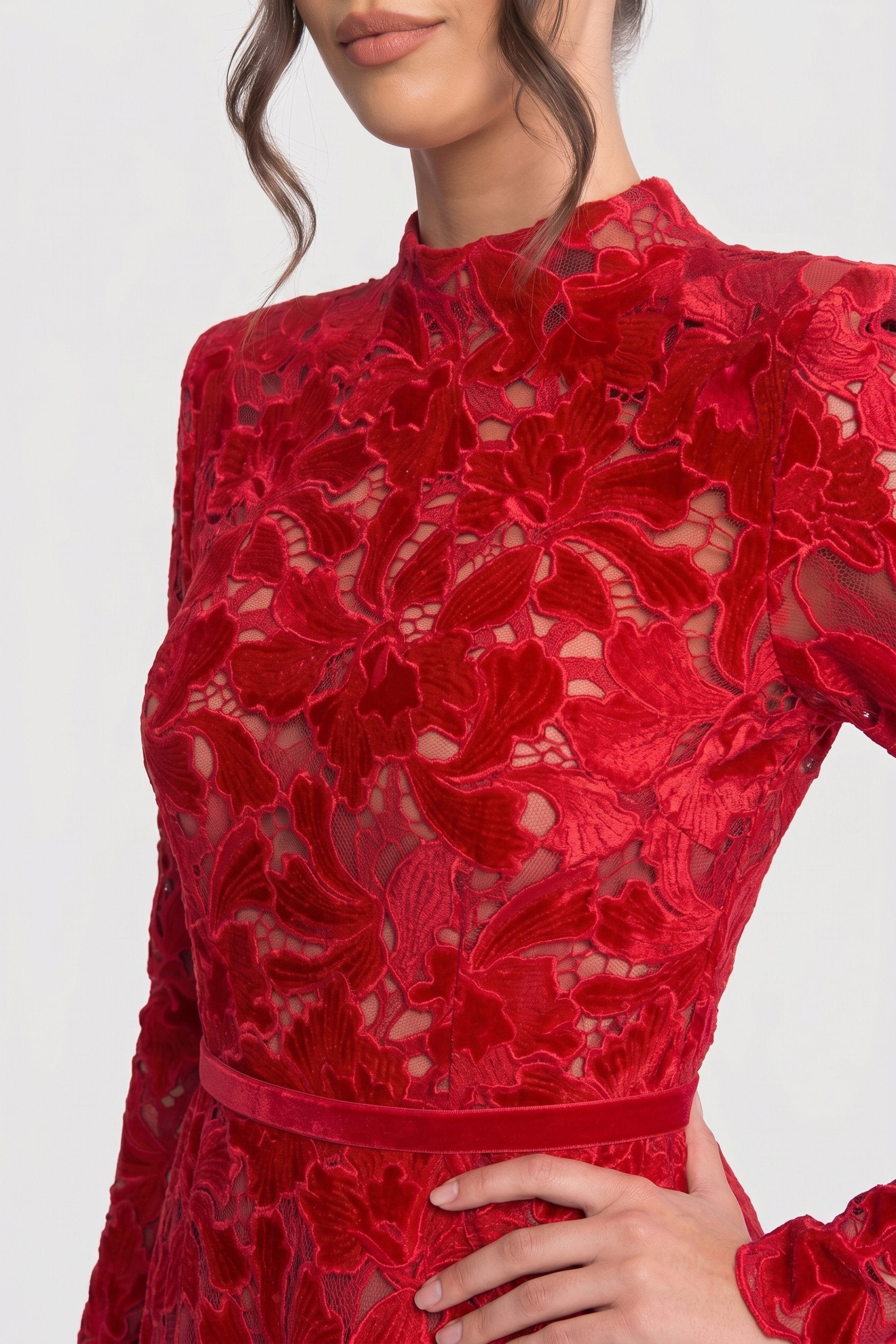 Robe mini en dentelle à manches longues avec col montant et ourlet festonné - Rouge 