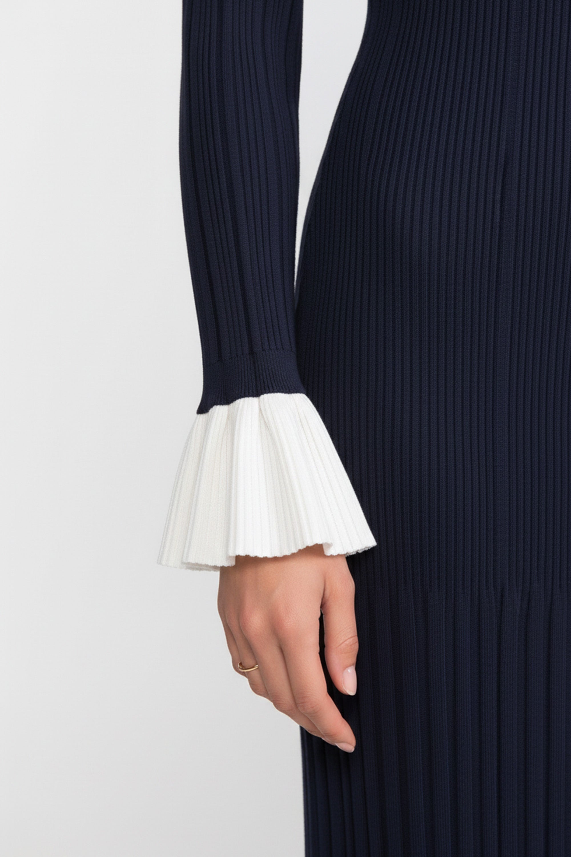 Robe longue en maille plissée à manches longues avec boutonnage sur le devant et poignets contrastants - Marine 