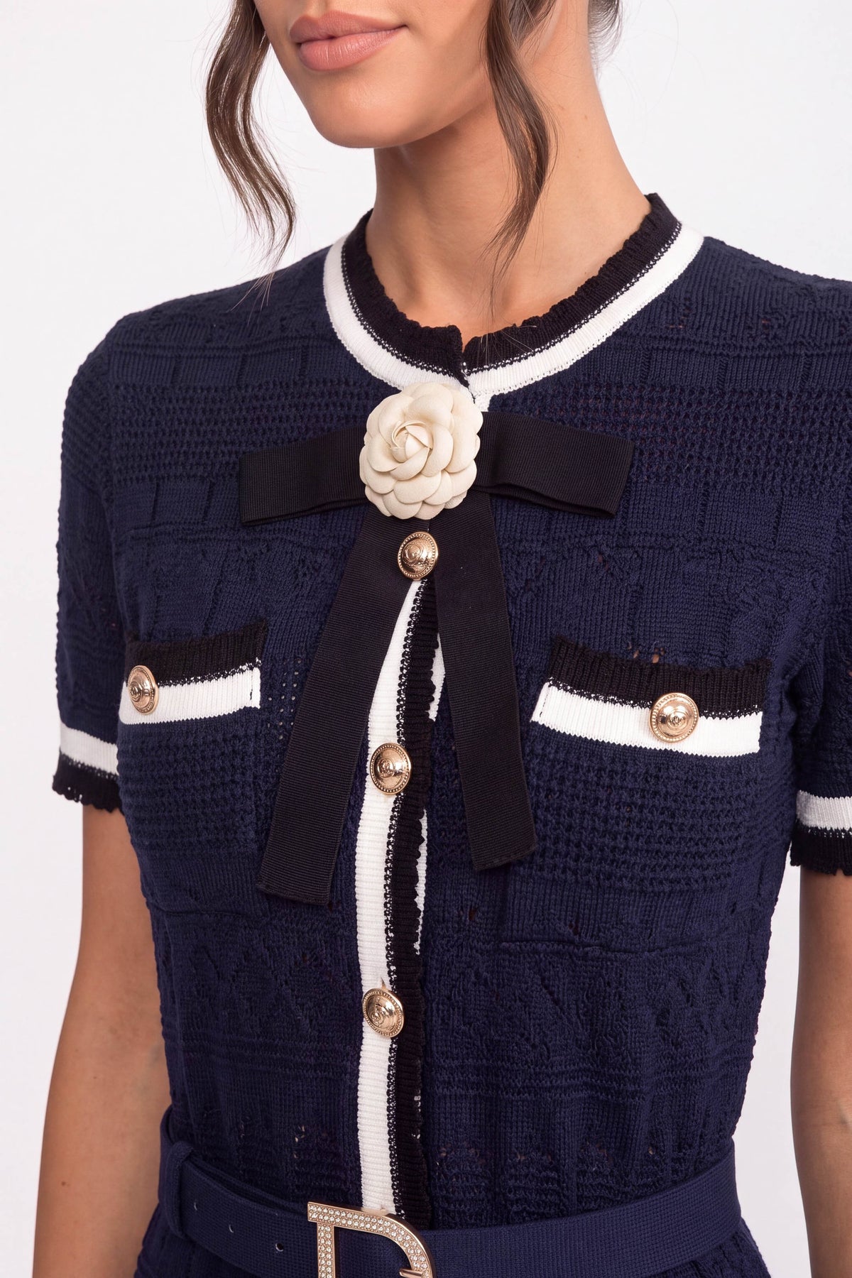 Robe mi-longue en maille avec passepoil blanc et ceinture à boucle dorée - Marine 