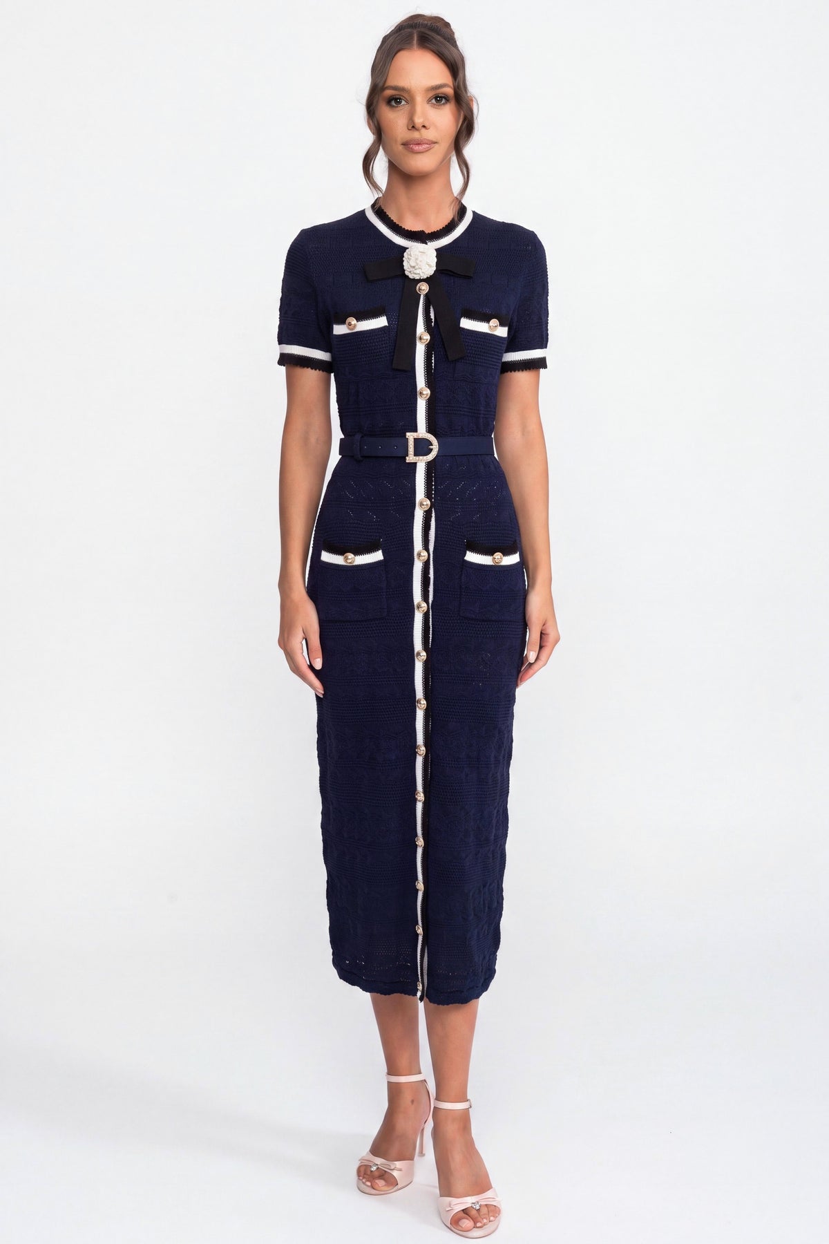 Robe mi-longue en maille avec passepoil blanc et ceinture à boucle dorée - Marine 