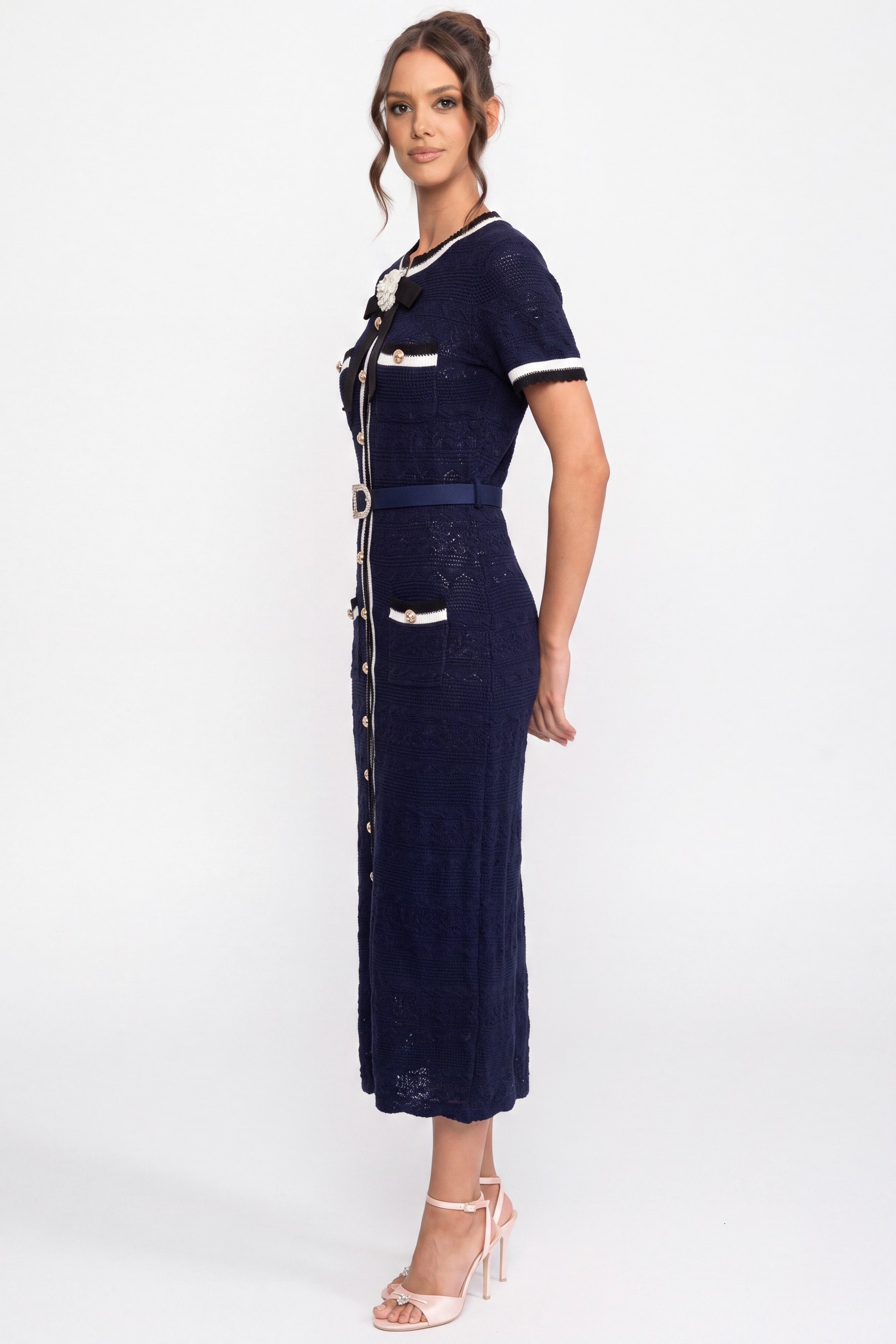 Robe mi-longue en maille avec passepoil blanc et ceinture à boucle dorée - Marine 