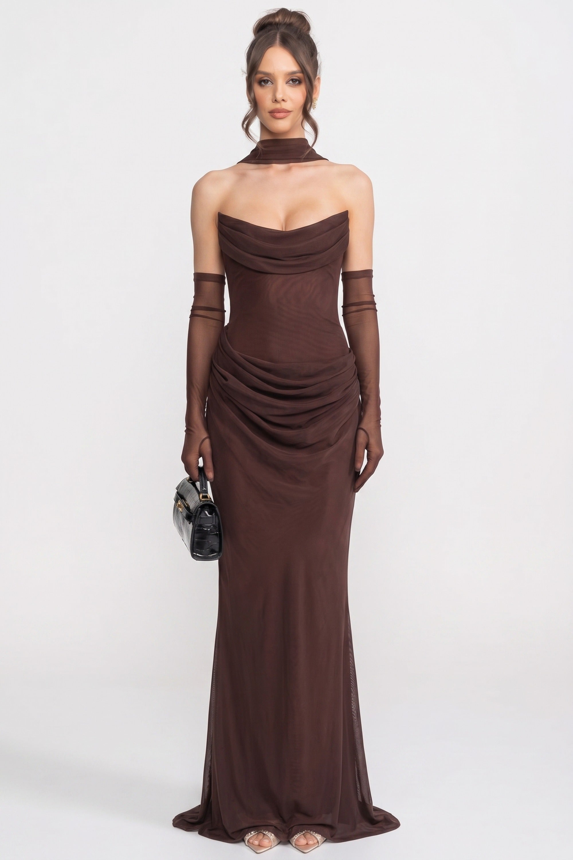 Robe longue drapée sans bretelles avec encolure bénitier et écharpe transparente - Marron 