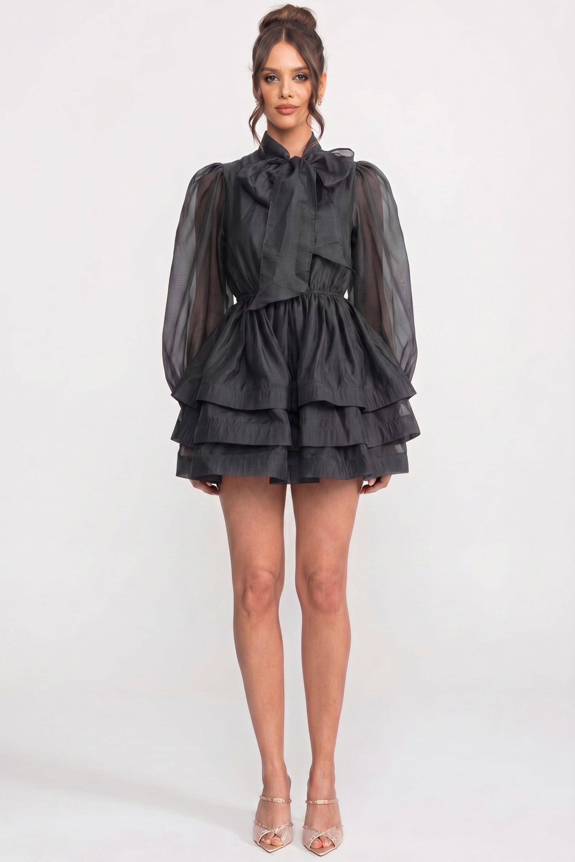 Mini-robe noire à col montant, manches bouffantes, jupe à volants superposés et nœud 