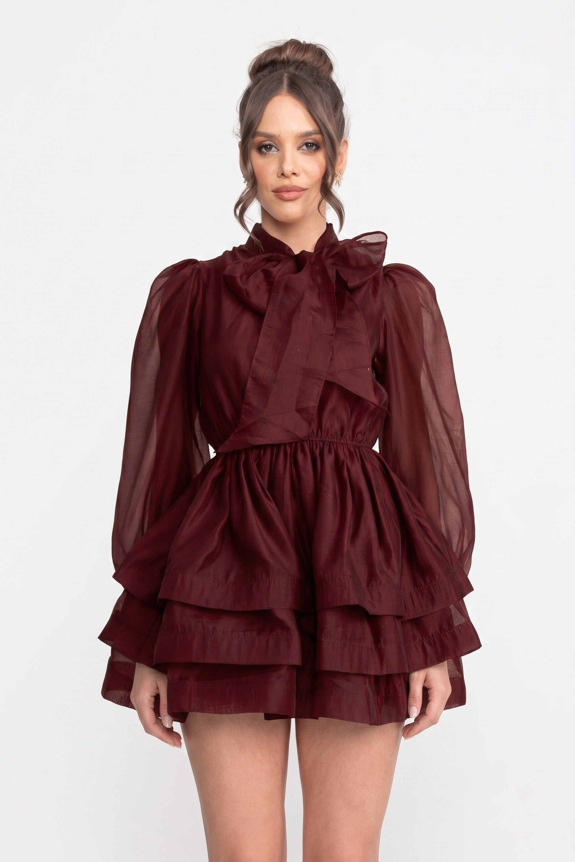 Robe mini à col montant avec manches bouffantes, jupe à volants à étages et nœud - Wine 