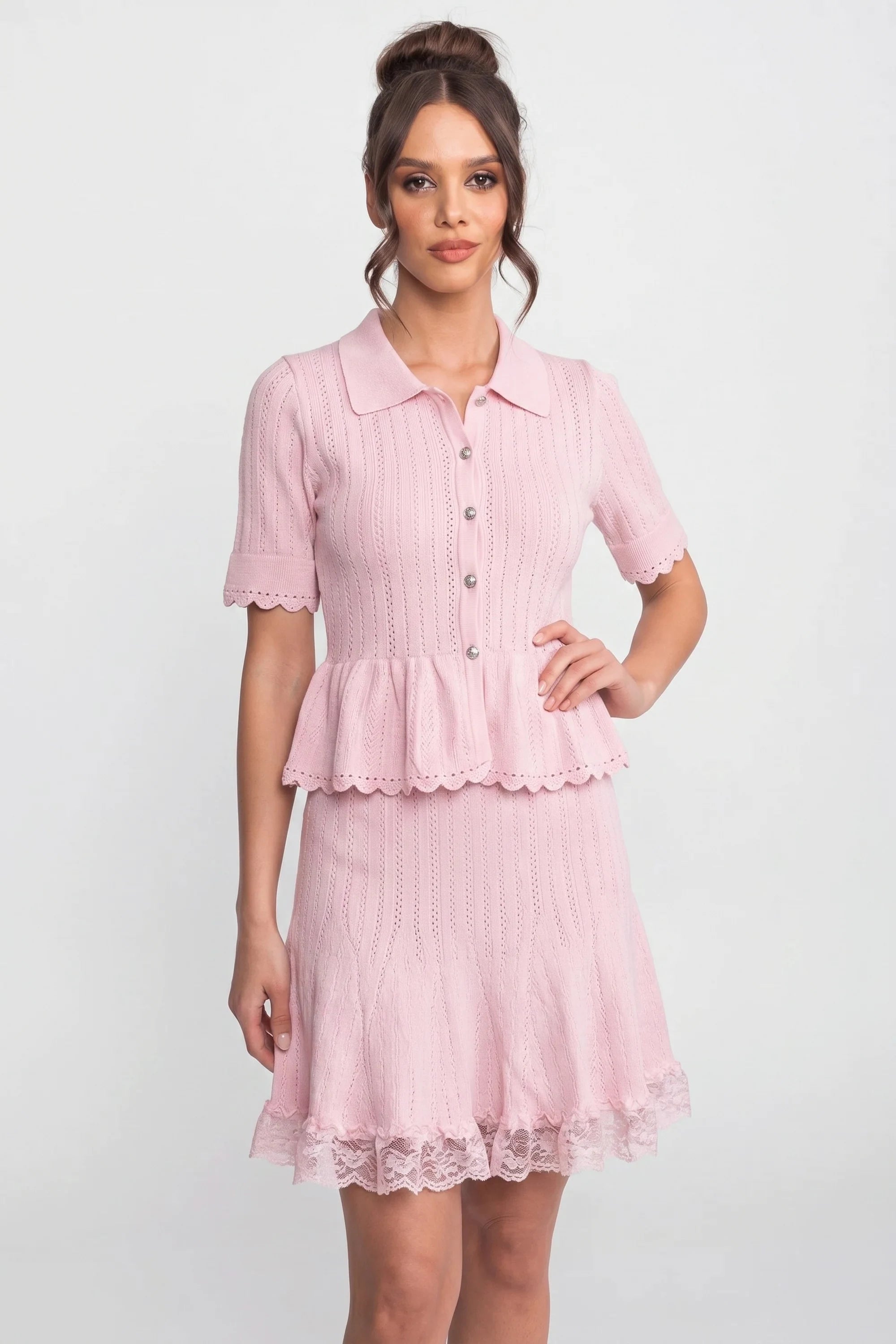Robe mini en maille à col polo avec haut à boutons, taille peplum et ourlet en dentelle - Rose 
