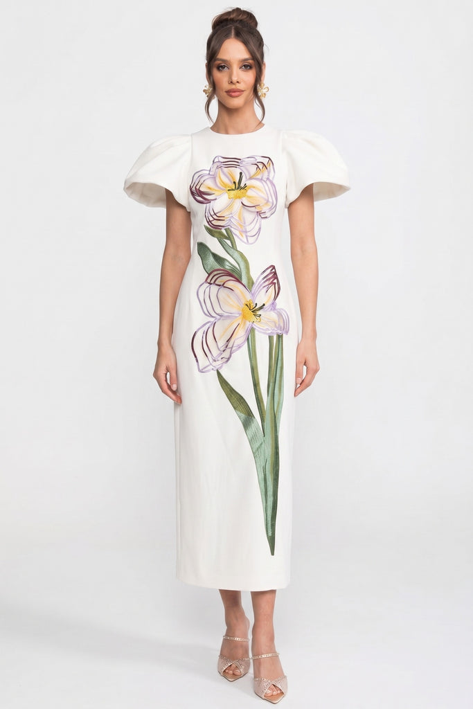 Robe longue structurée à épaules marquées avec appliqué floral iris en 3D - Blanc 