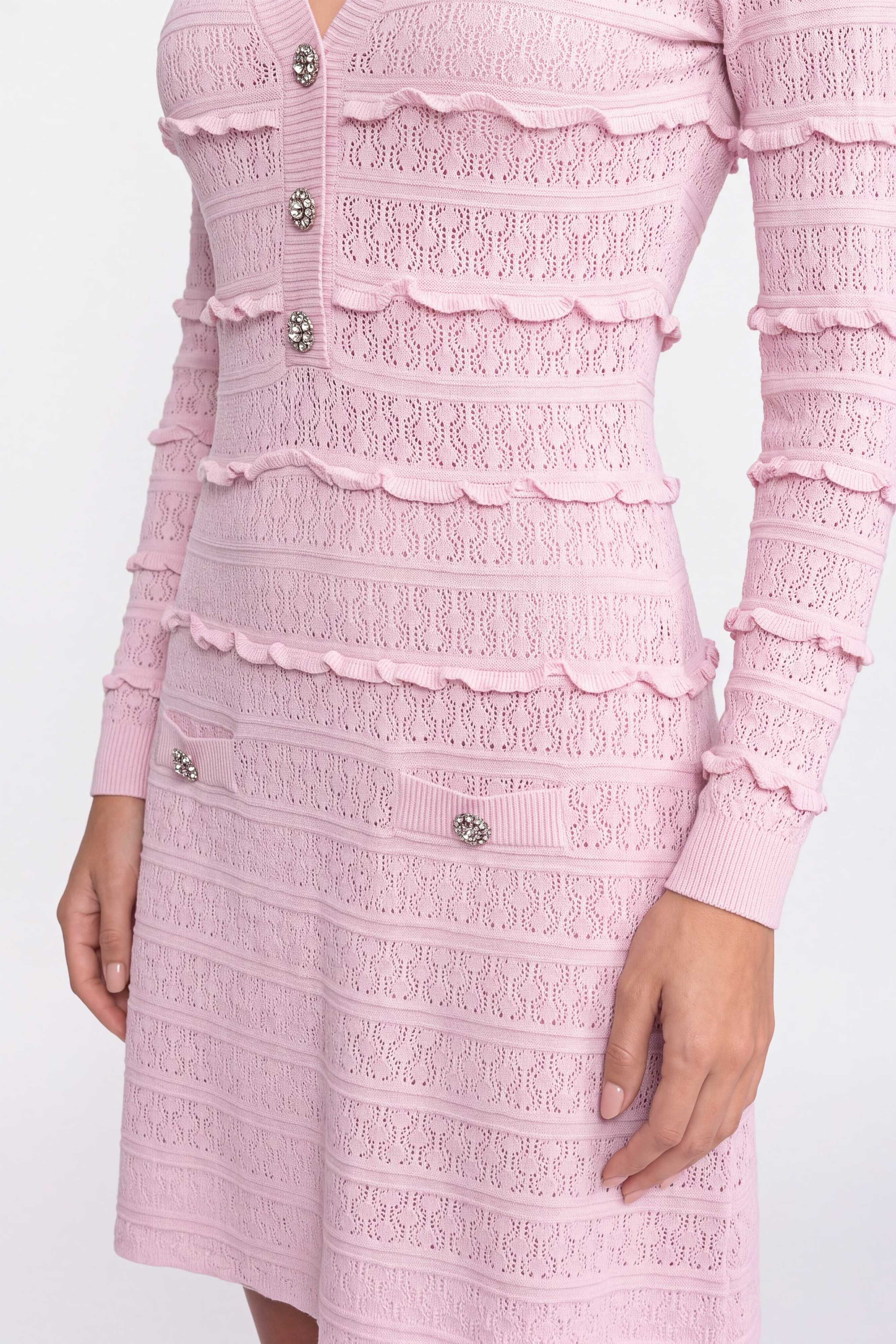 Robe en maille évasée ajustée à boutonnage frontal avec boutons en cristal - Pink 