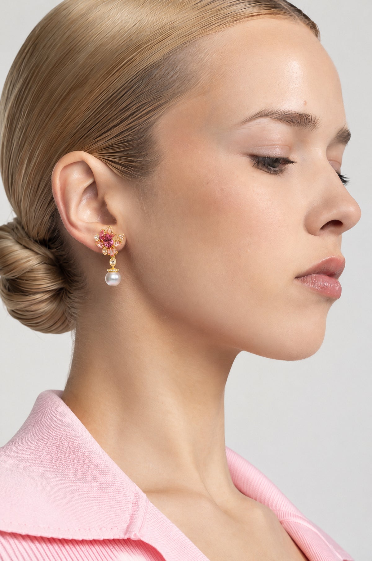 Boucles d’oreilles pendantes perle et cristal rouge - or 