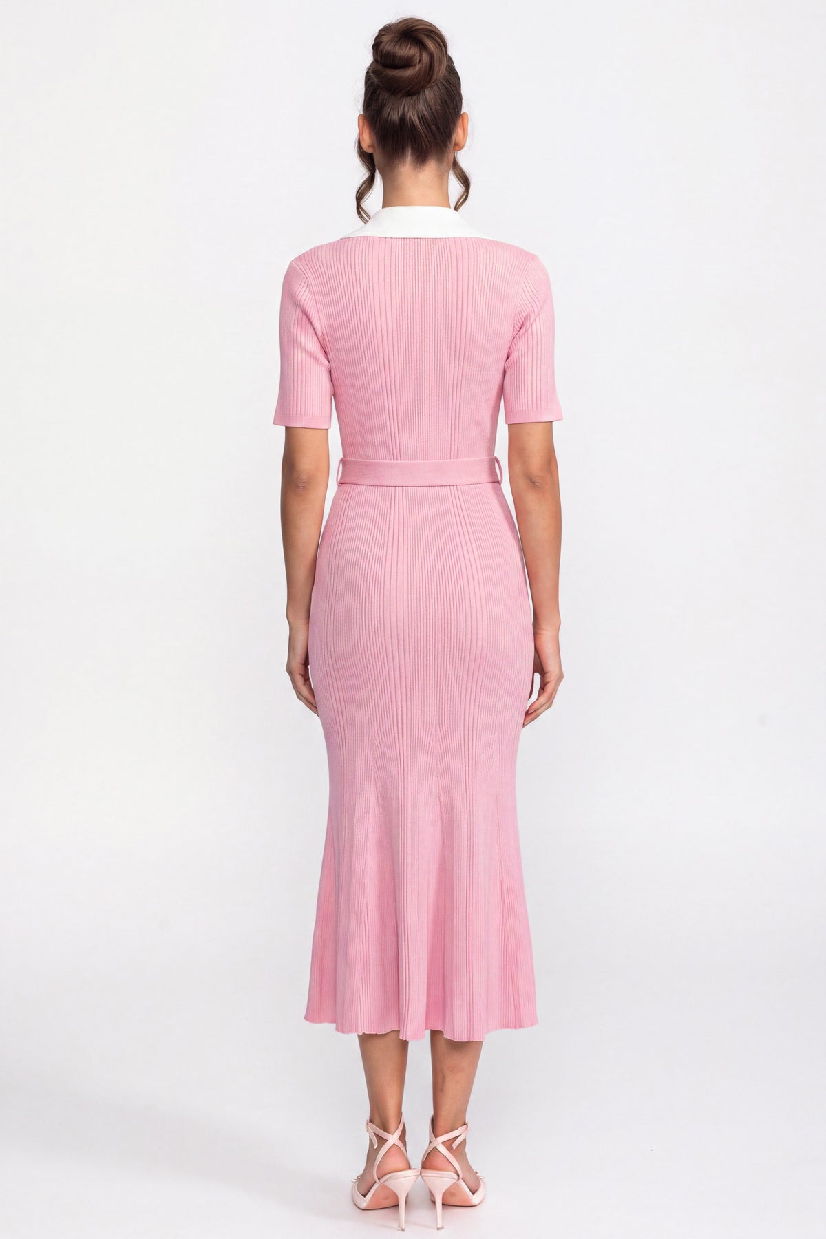 Robe midi en maille côtelée avec col blanc et ceinture de perles - Rose 