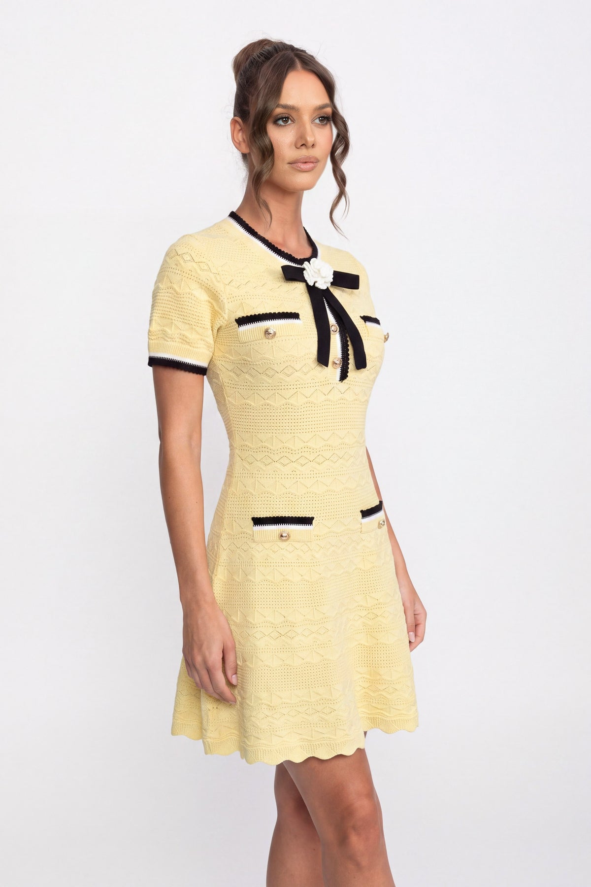 Robe mini en maille à bordure contrastante avec nœud noir - jaune 