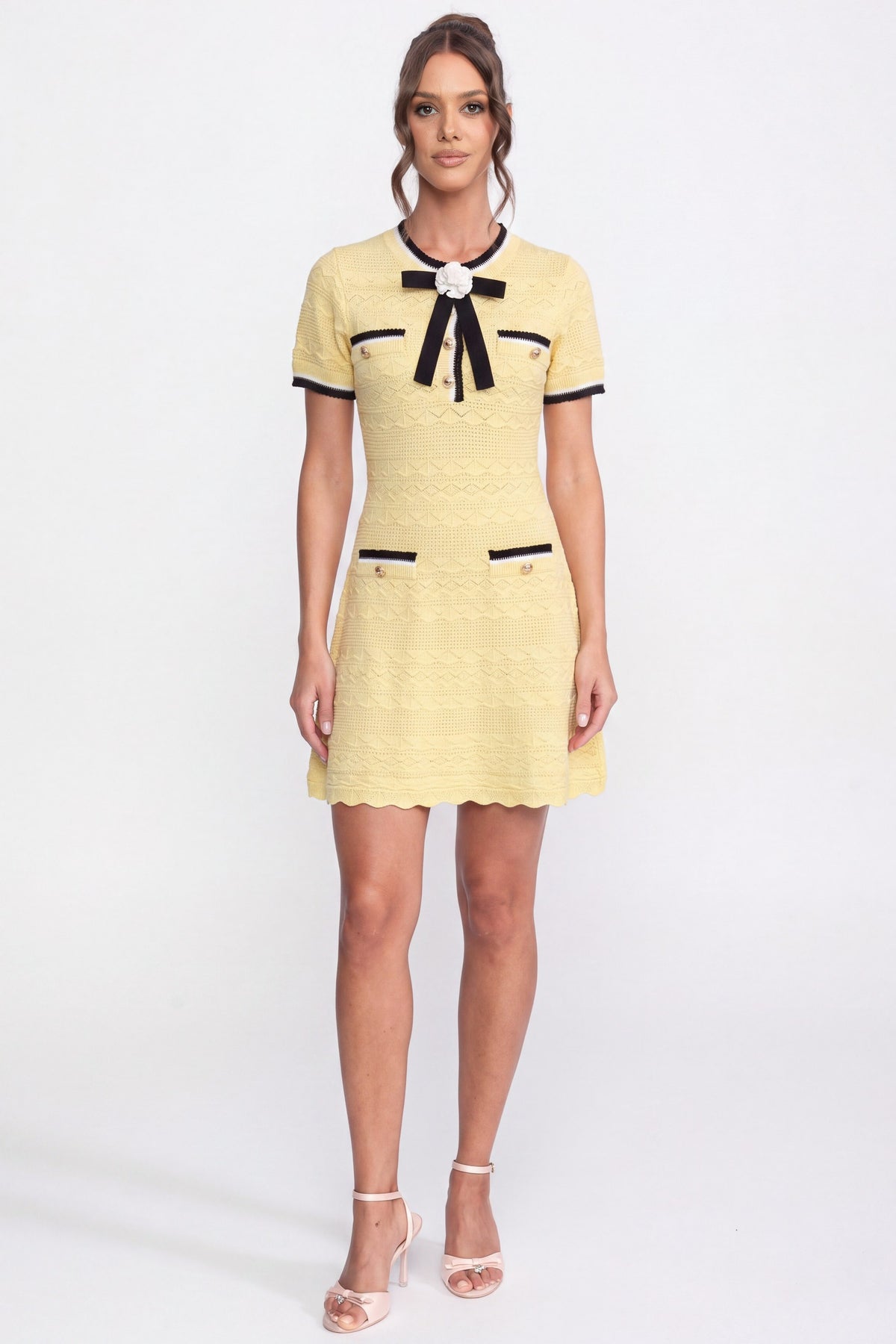 Robe mini en maille à bordure contrastante avec nœud noir - jaune 