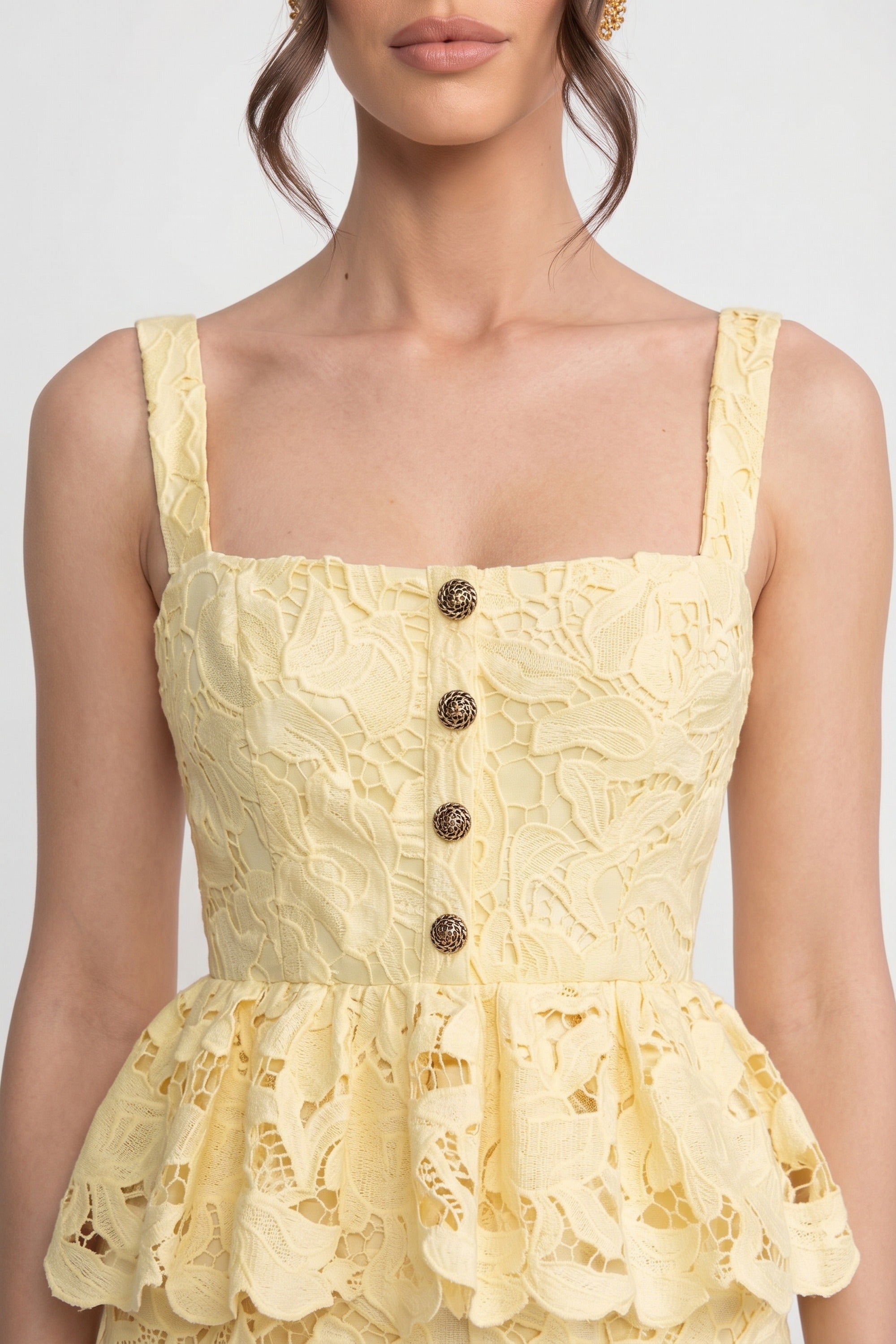 Robe sans manches en dentelle à basque avec jupe midi et boutons dorés - Jaune 
