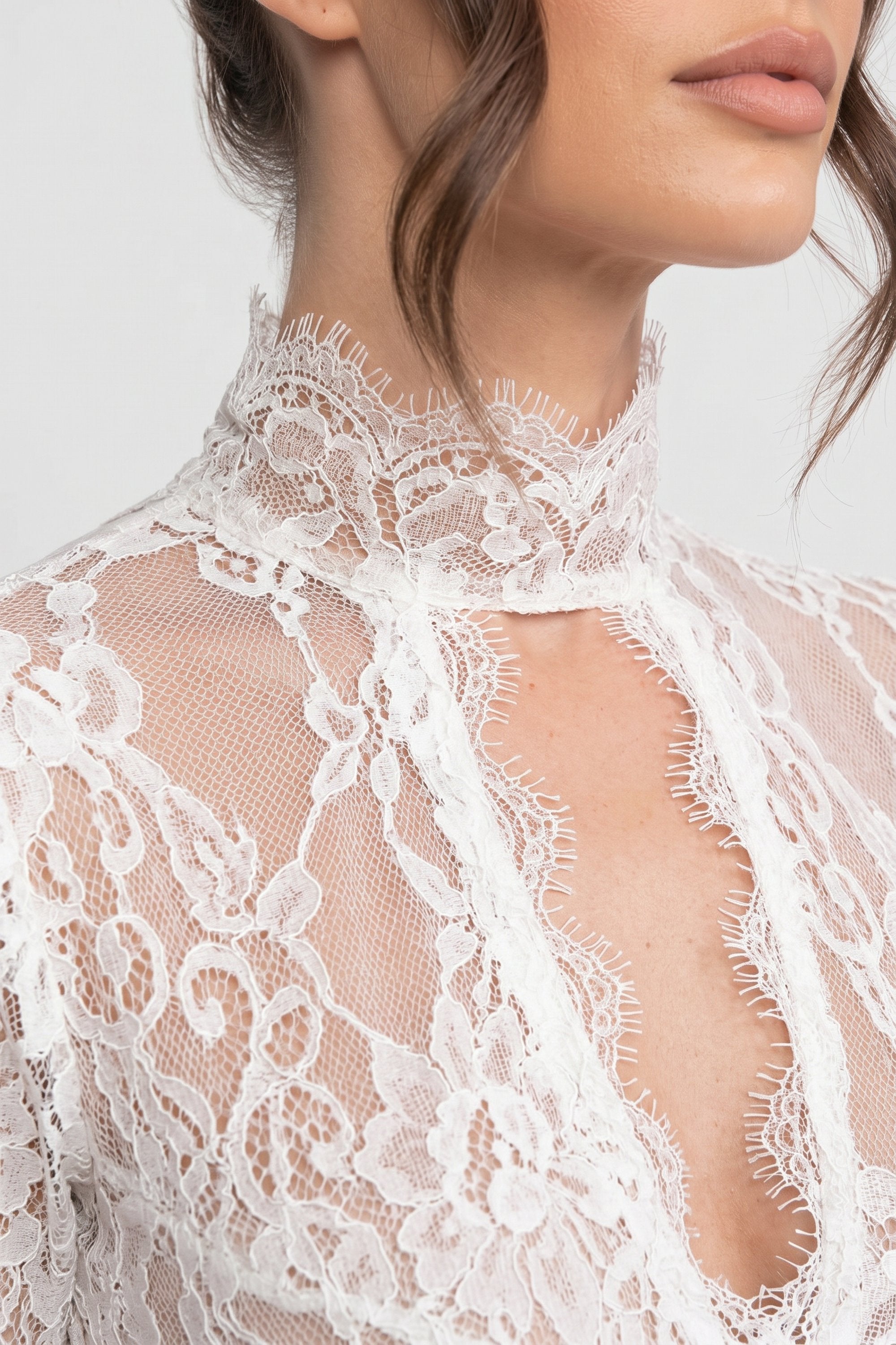 Robe élégante en dentelle avec col montant, découpe frontale et fente - blanc 
