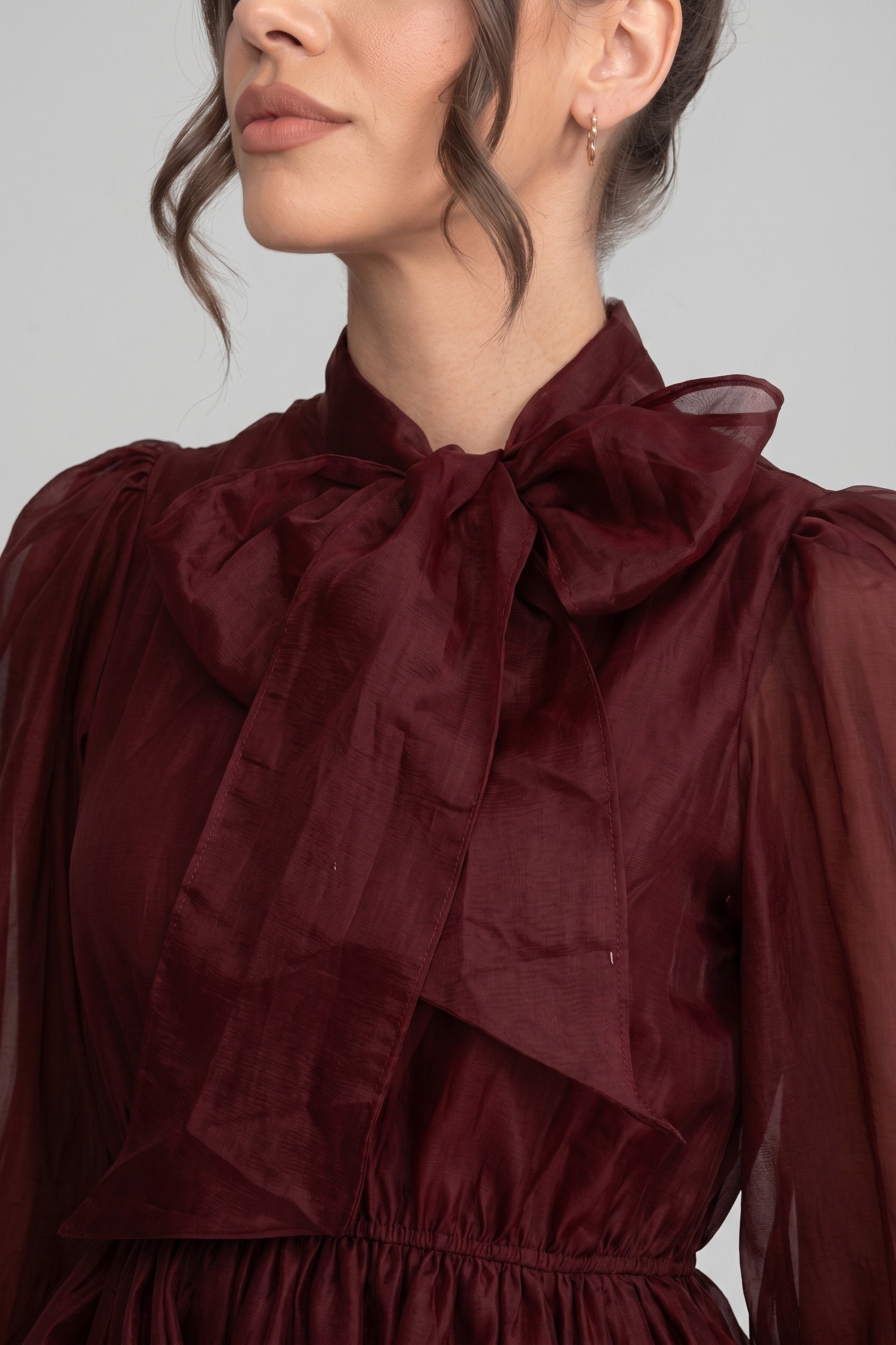 Robe mini à col montant avec manches bouffantes, jupe à volants à étages et nœud - Wine 