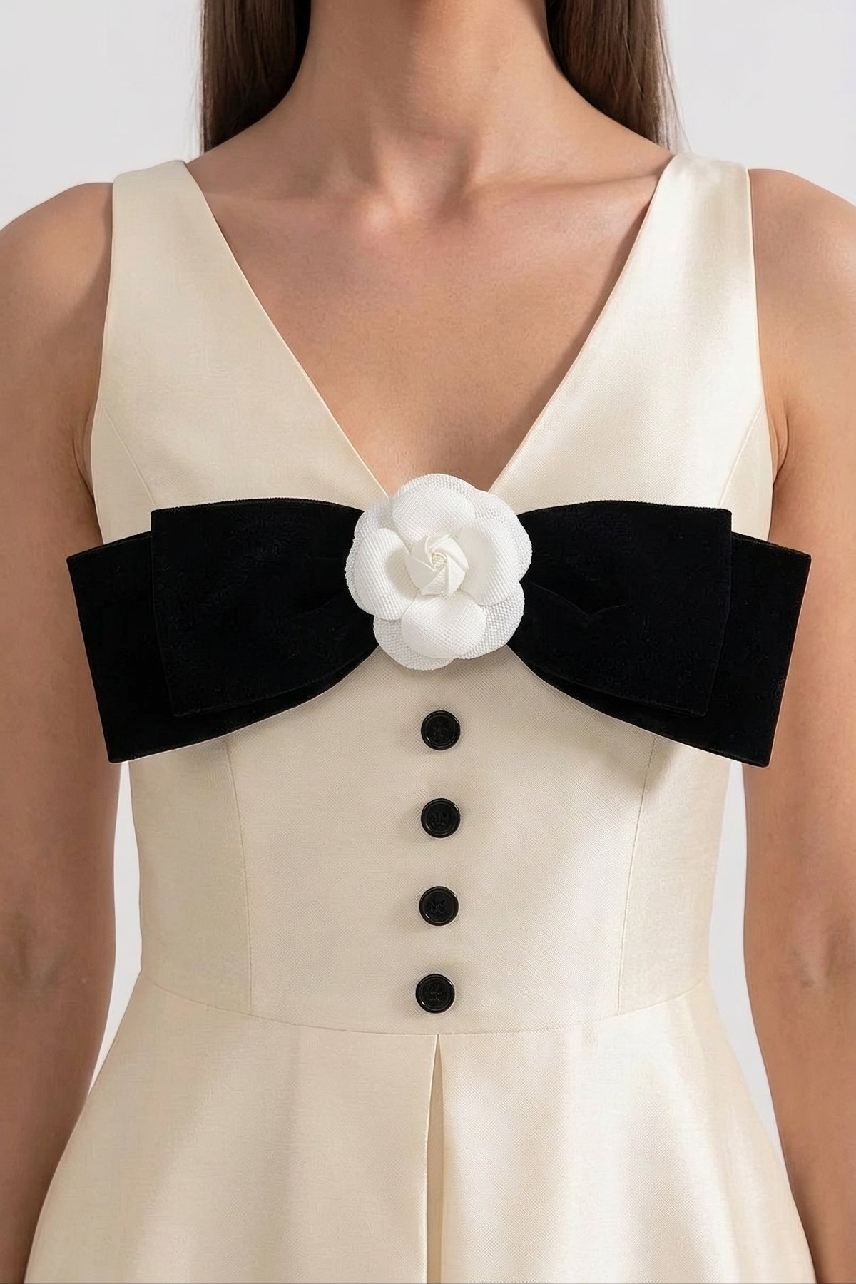 Robe longue à col halter avec nœud noir sur le buste et boutons sur le devant - Blanc 