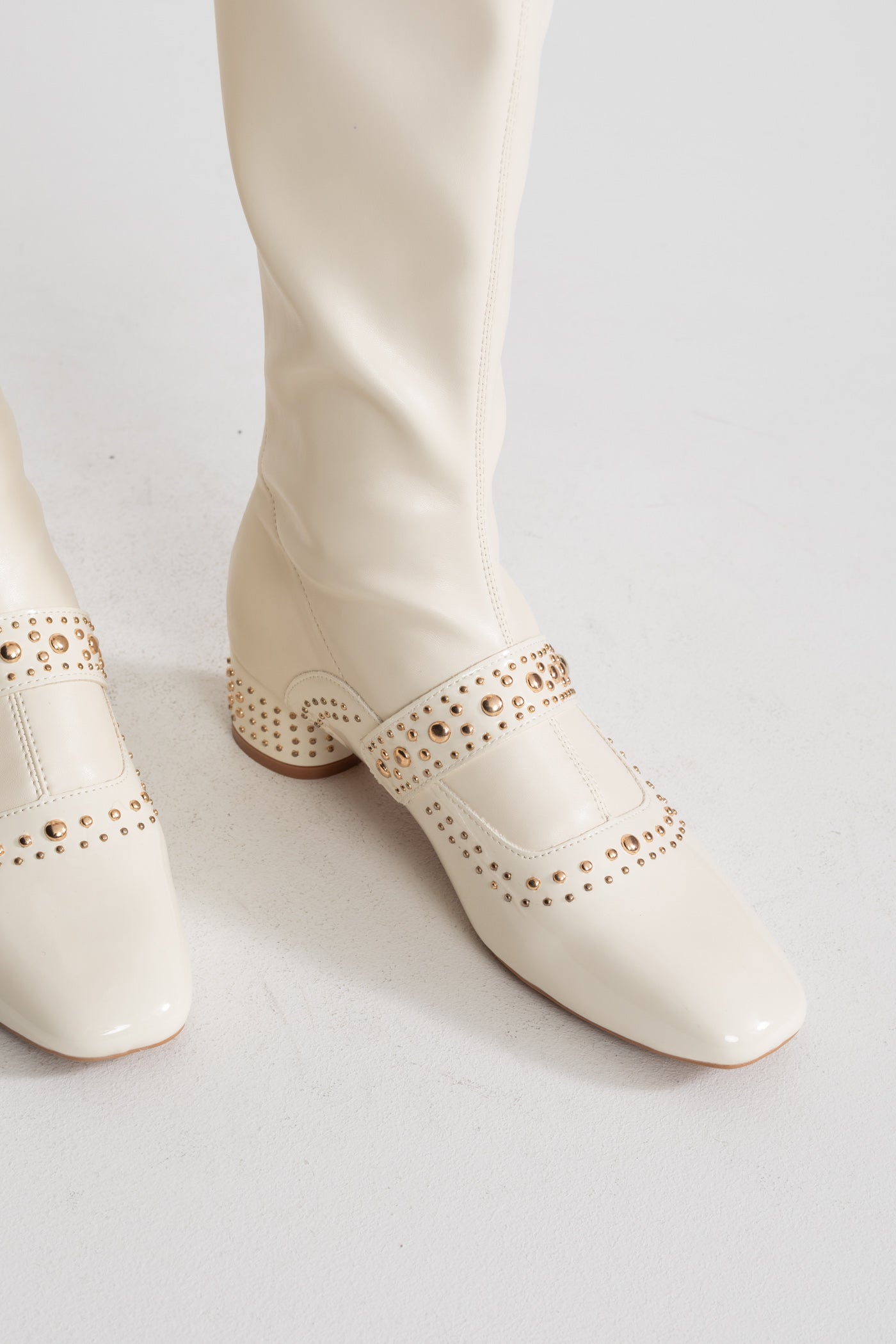 Bottes montantes cloutées avec détail de bride en perles – Ivoire 