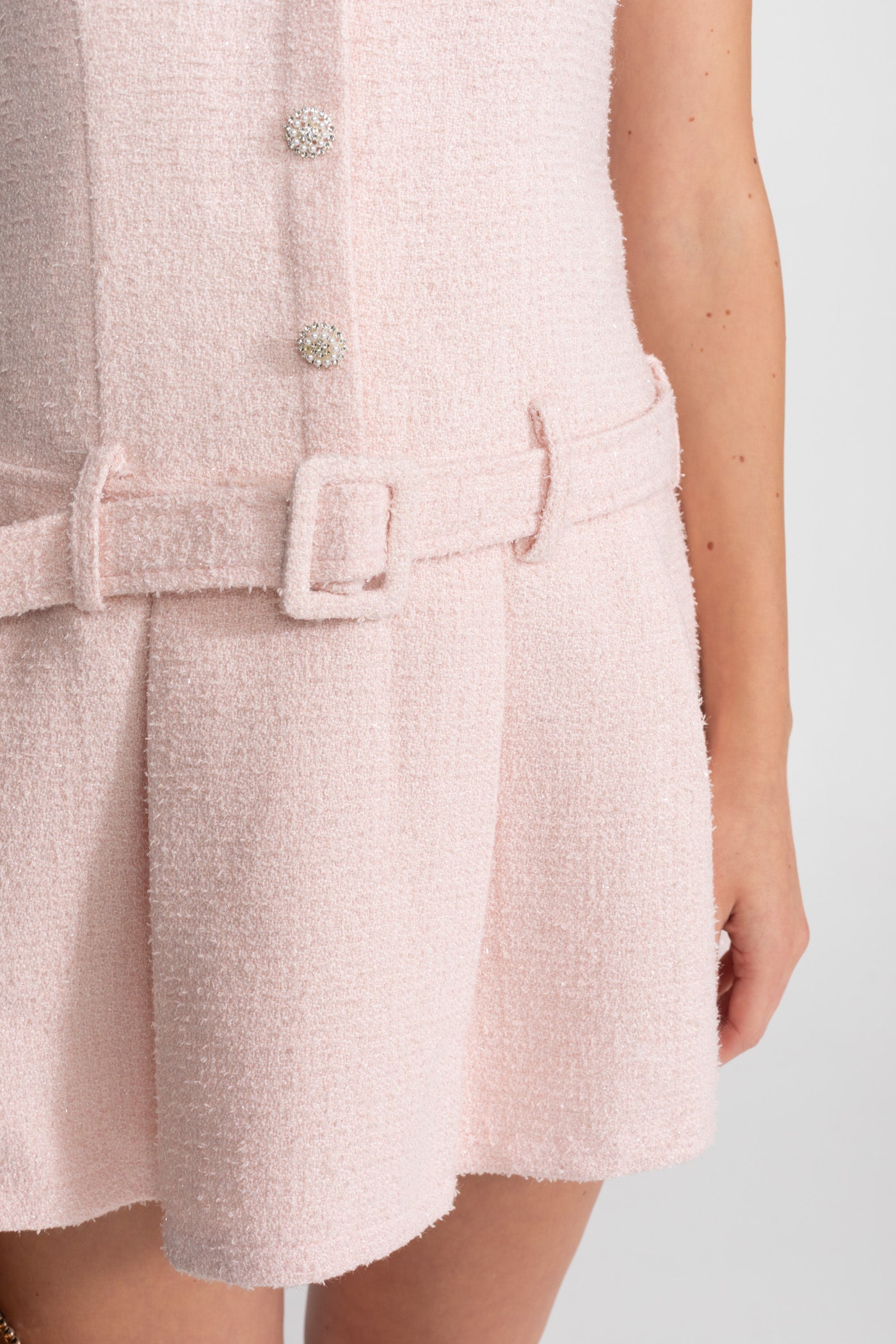 Robe courte en tweed ornée de cristaux avec ceinture – Blush 
