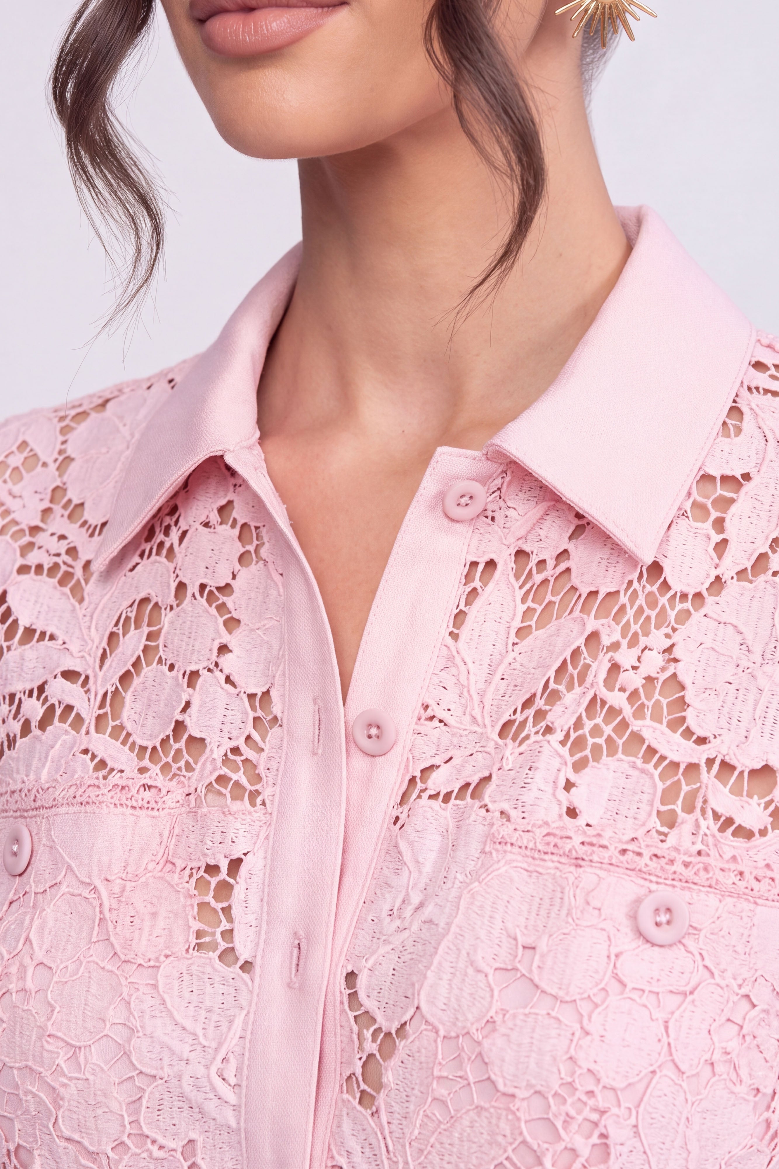 Robe midi en dentelle à manches courtes avec col chemise et taille ceinturée - Rose 