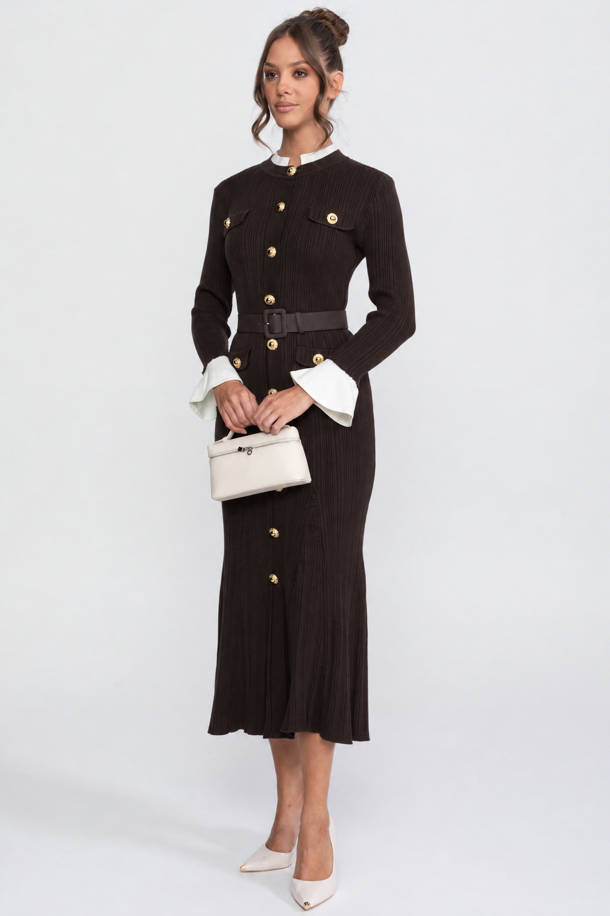 Robe midi en maille côtelée ceinturée avec poignets et col blancs - marron
