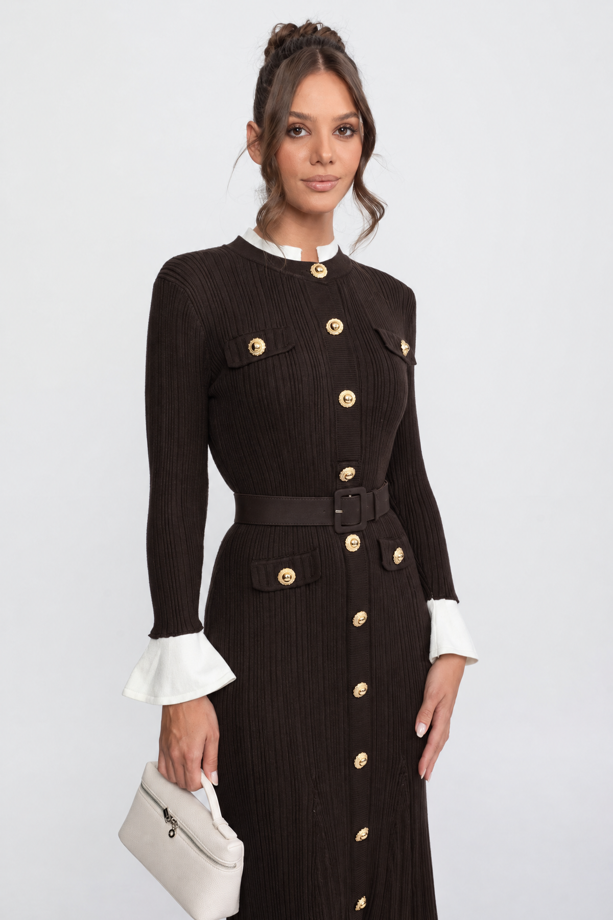 Robe midi en maille côtelée ceinturée avec poignets et col blancs - marron