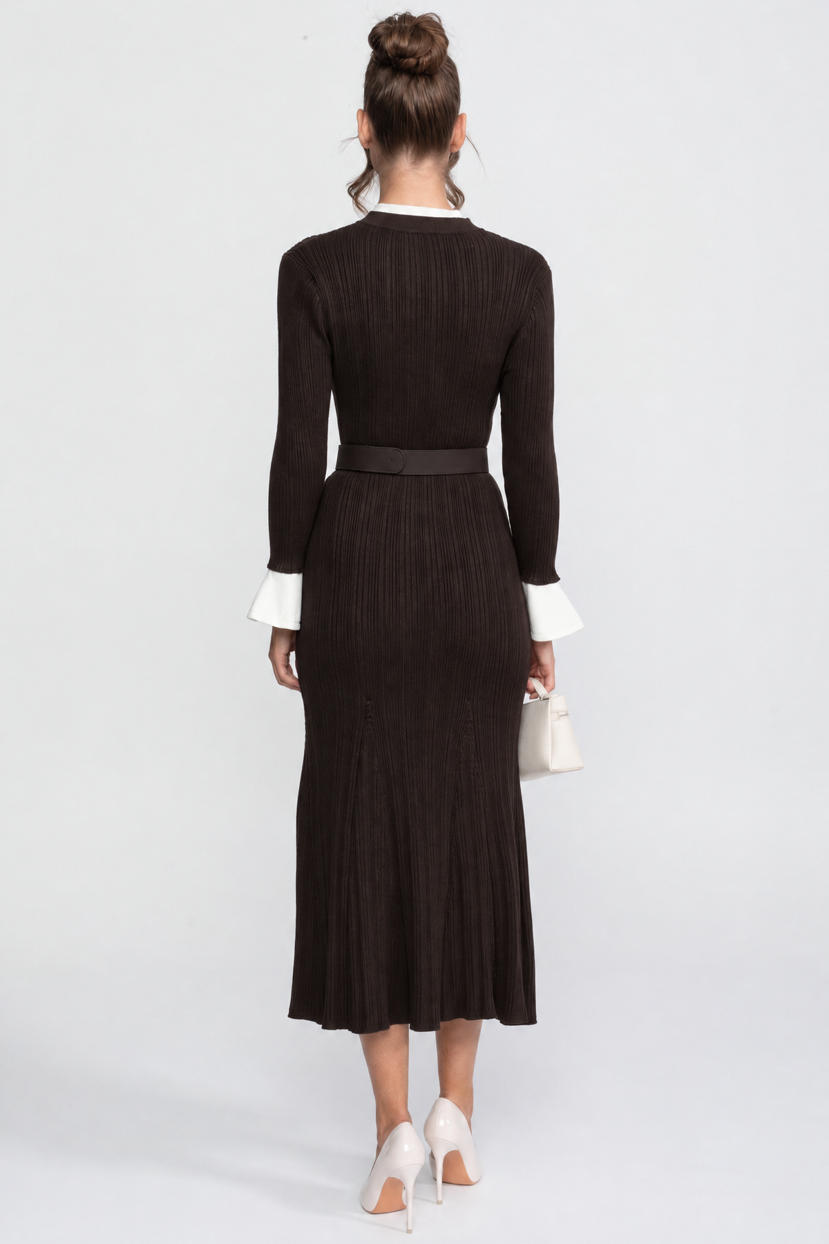 Robe midi en maille côtelée ceinturée avec poignets et col blancs - marron