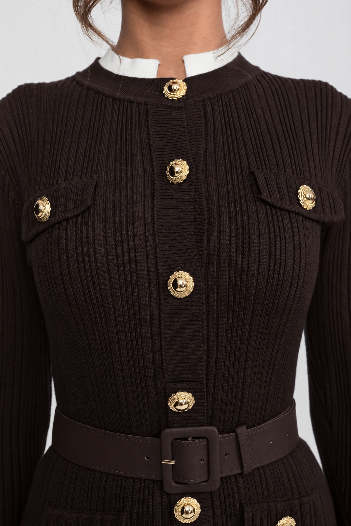 Robe midi en maille côtelée ceinturée avec poignets et col blancs - marron