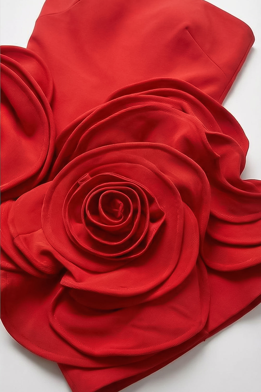 Robe mini sculpturale sans bretelles avec appliqués floraux 3D – Rouge 