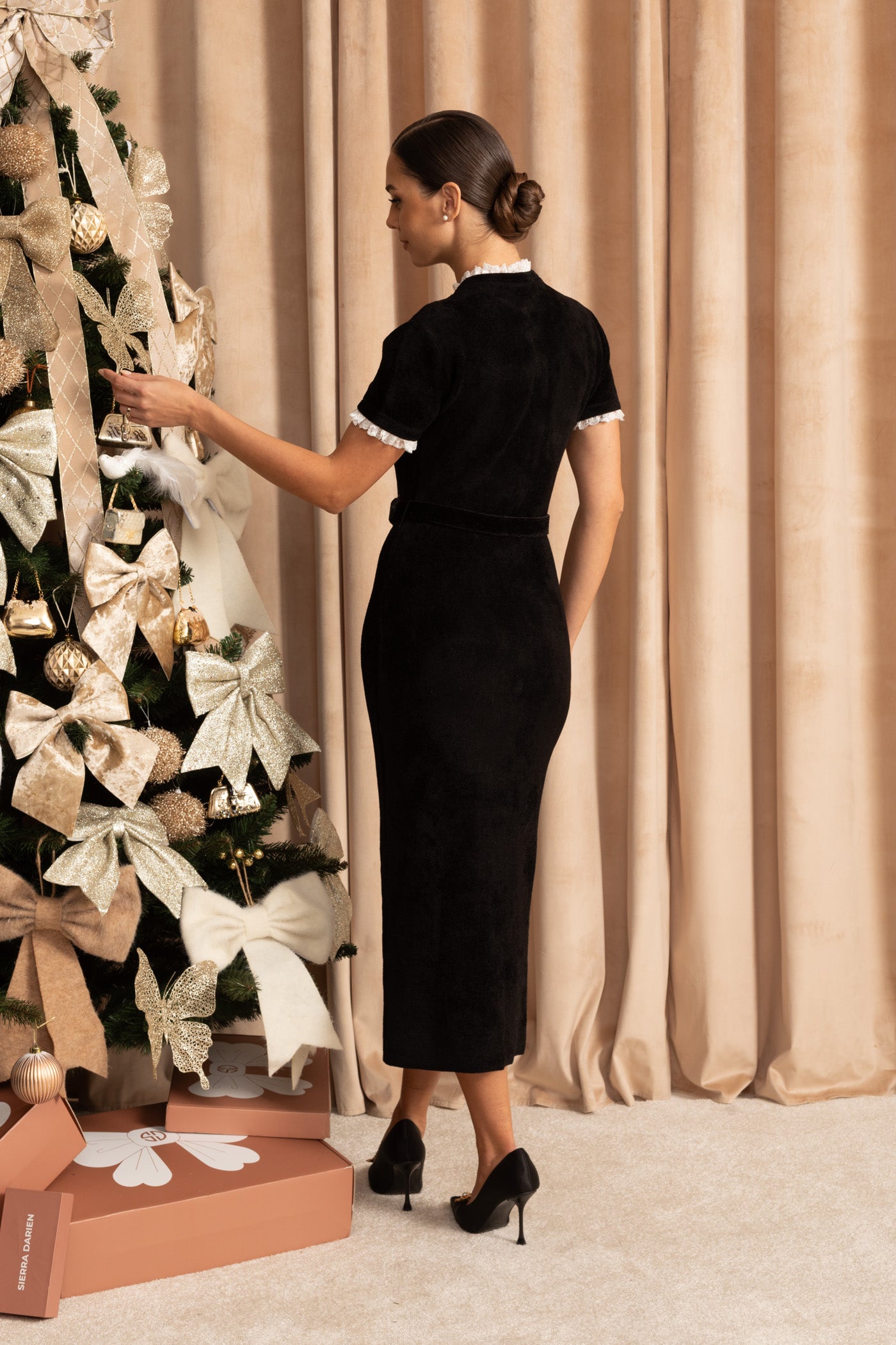 Robe midi élégante avec boutons en cristal et garniture en dentelle – Noir 