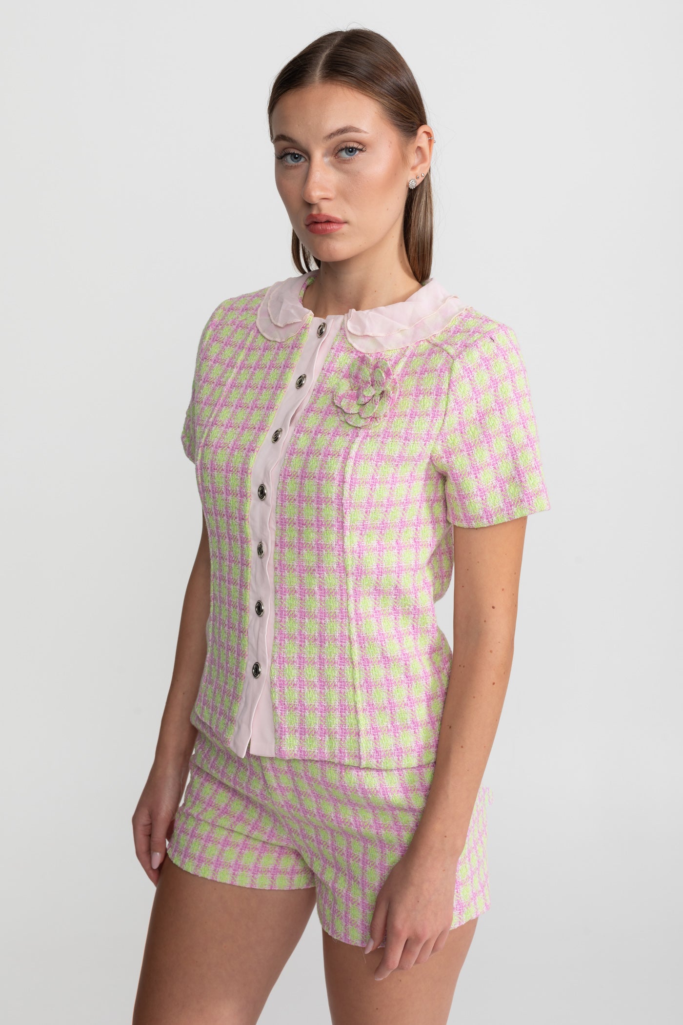 Ensemble coordonné en tweed pastel avec col en satin – rose et vert 