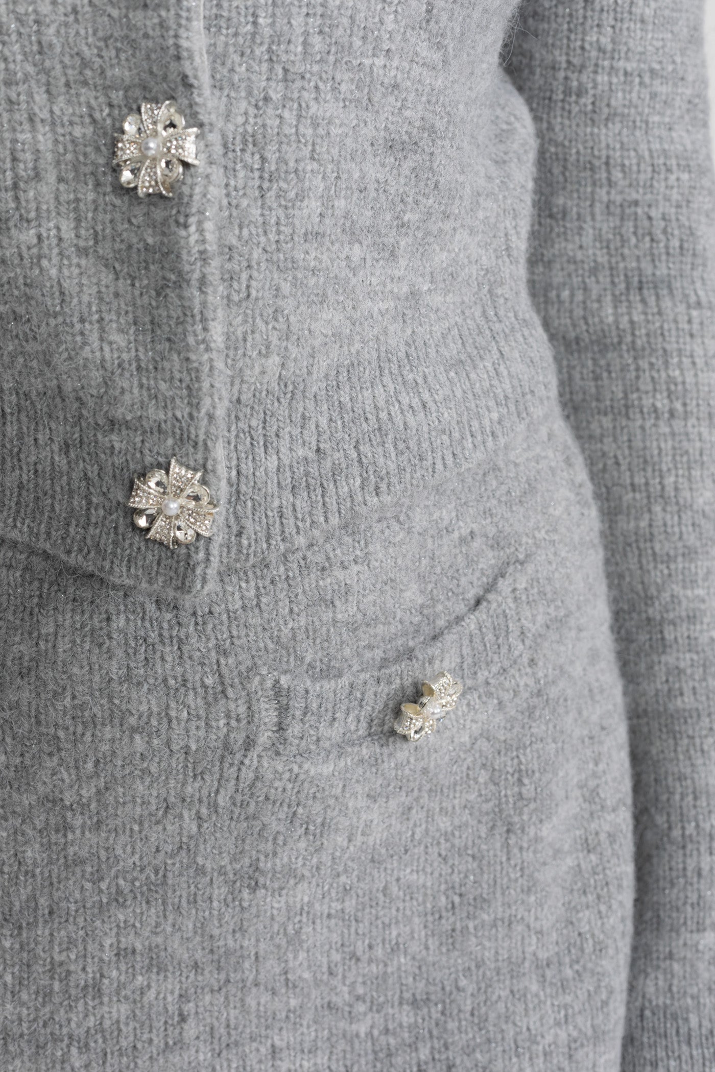 Ensemble Coordonné en Maille Orné de Boutons en Cristal – Gris 