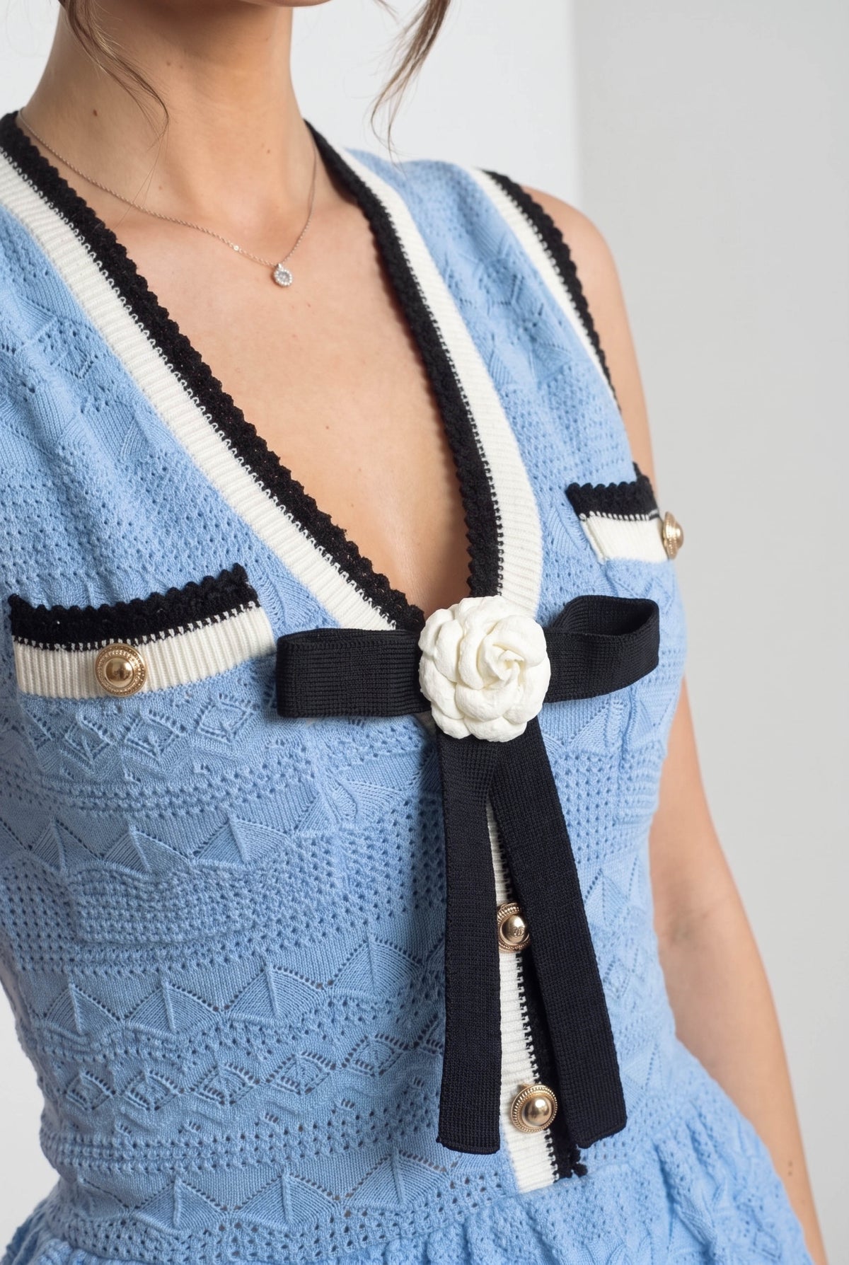 Robe courte en maille à péplum avec finitions contrastantes et nœud - Light Blue 