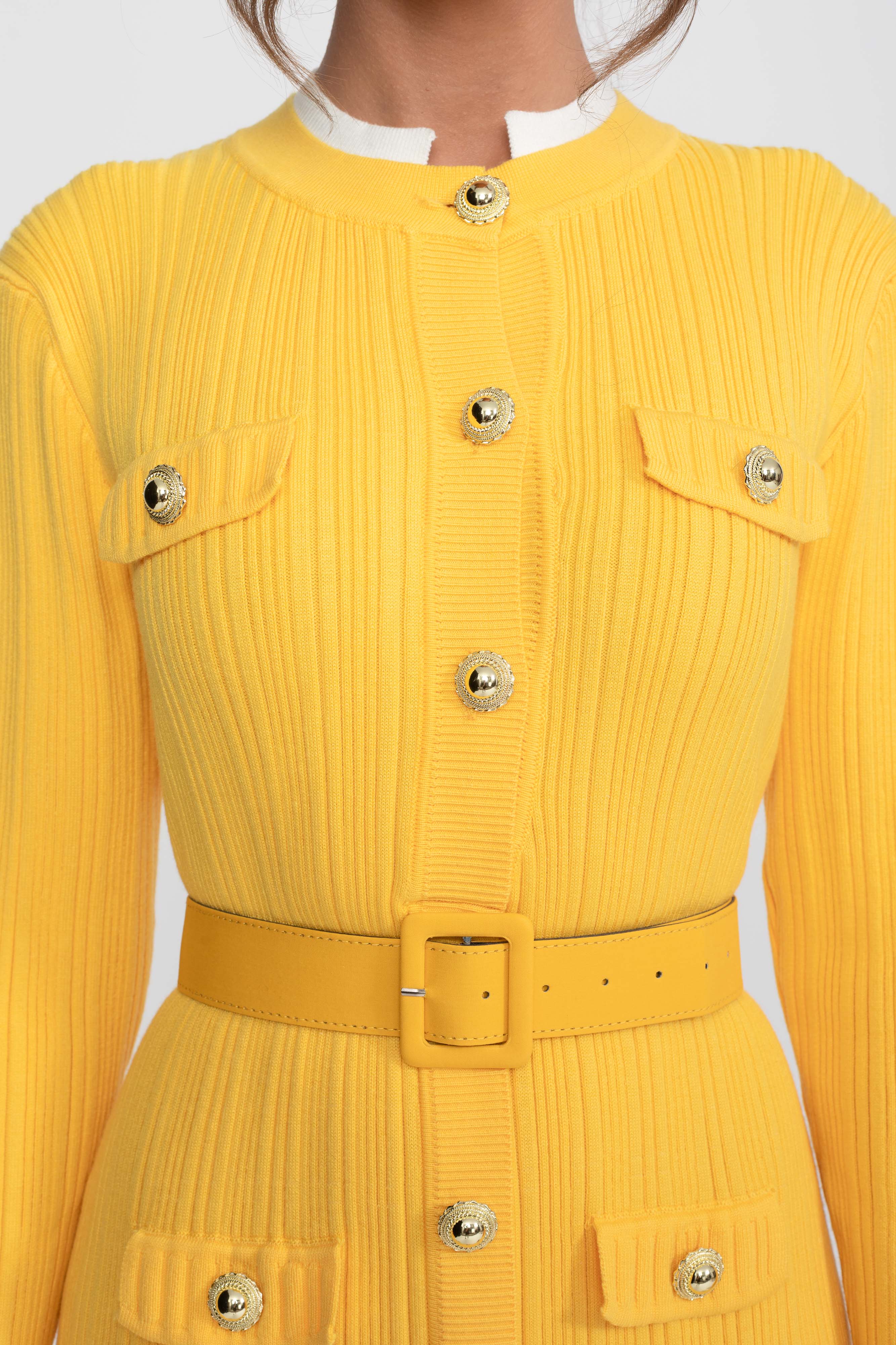 Robe midi en maille côtelée avec ceinture, poignets et col blancs - jaune 