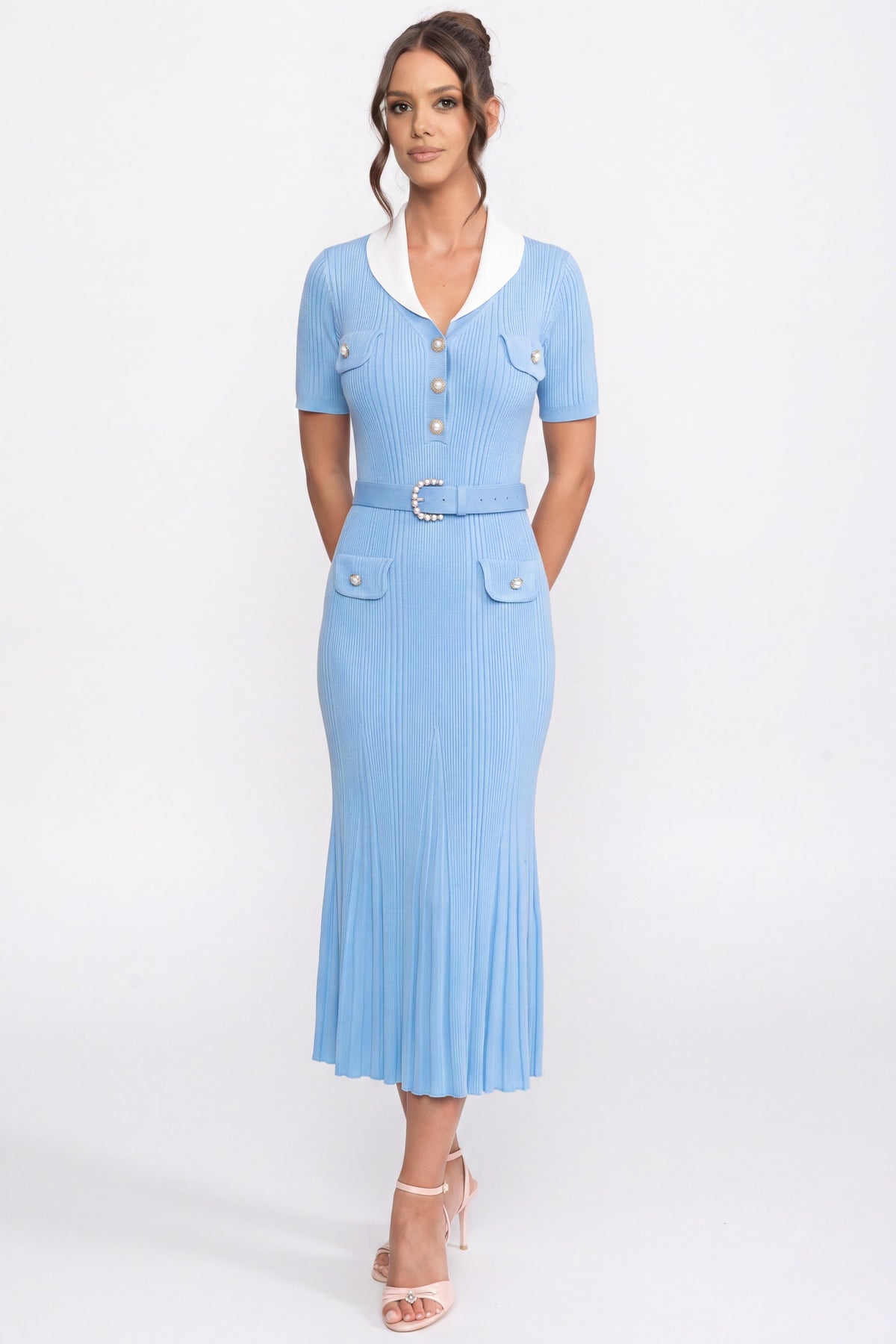 Robe midi en maille côtelée avec col blanc et ceinture perles - bleu clair 