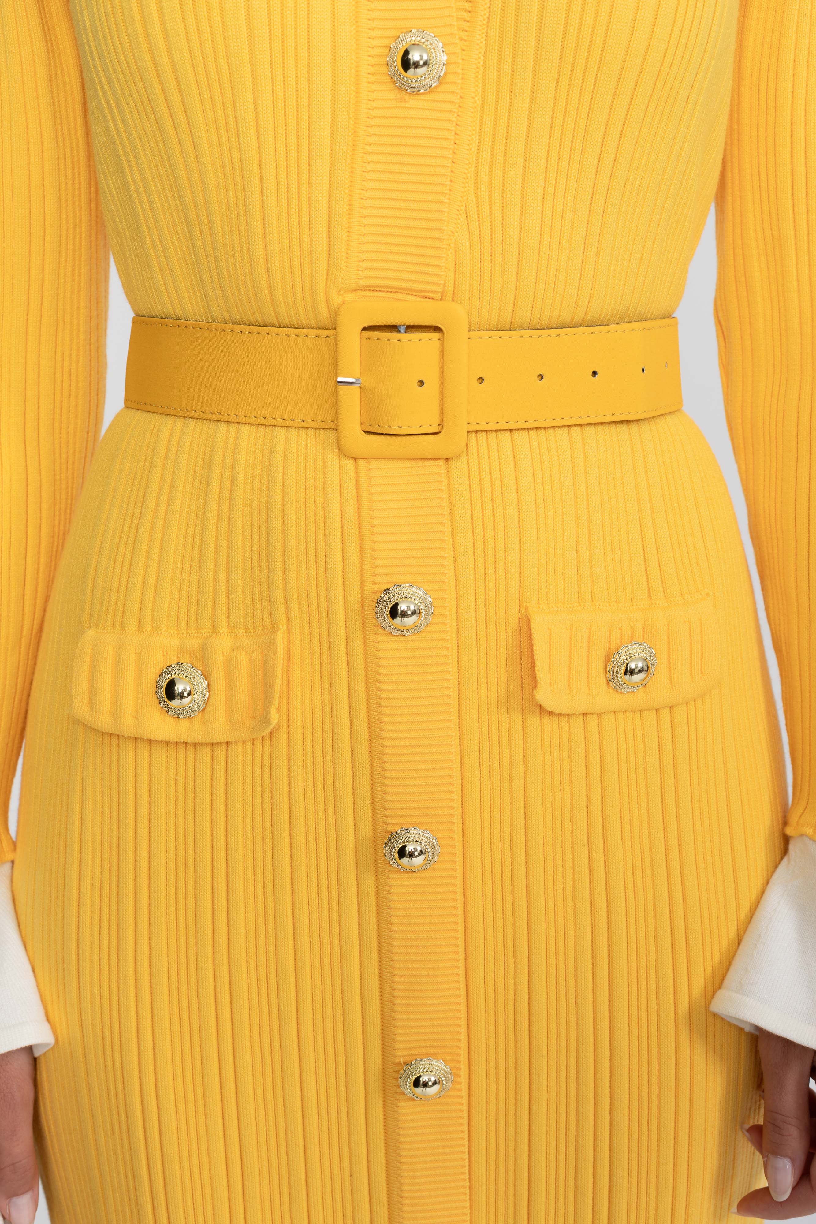 Robe midi en maille côtelée avec ceinture, poignets et col blancs - jaune 