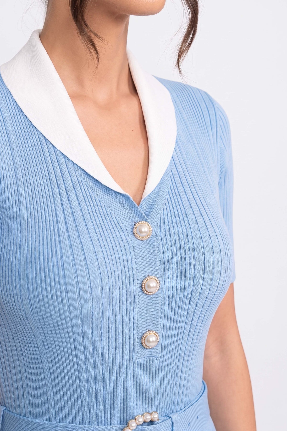 Robe midi en maille côtelée avec col blanc et ceinture perles - bleu clair 