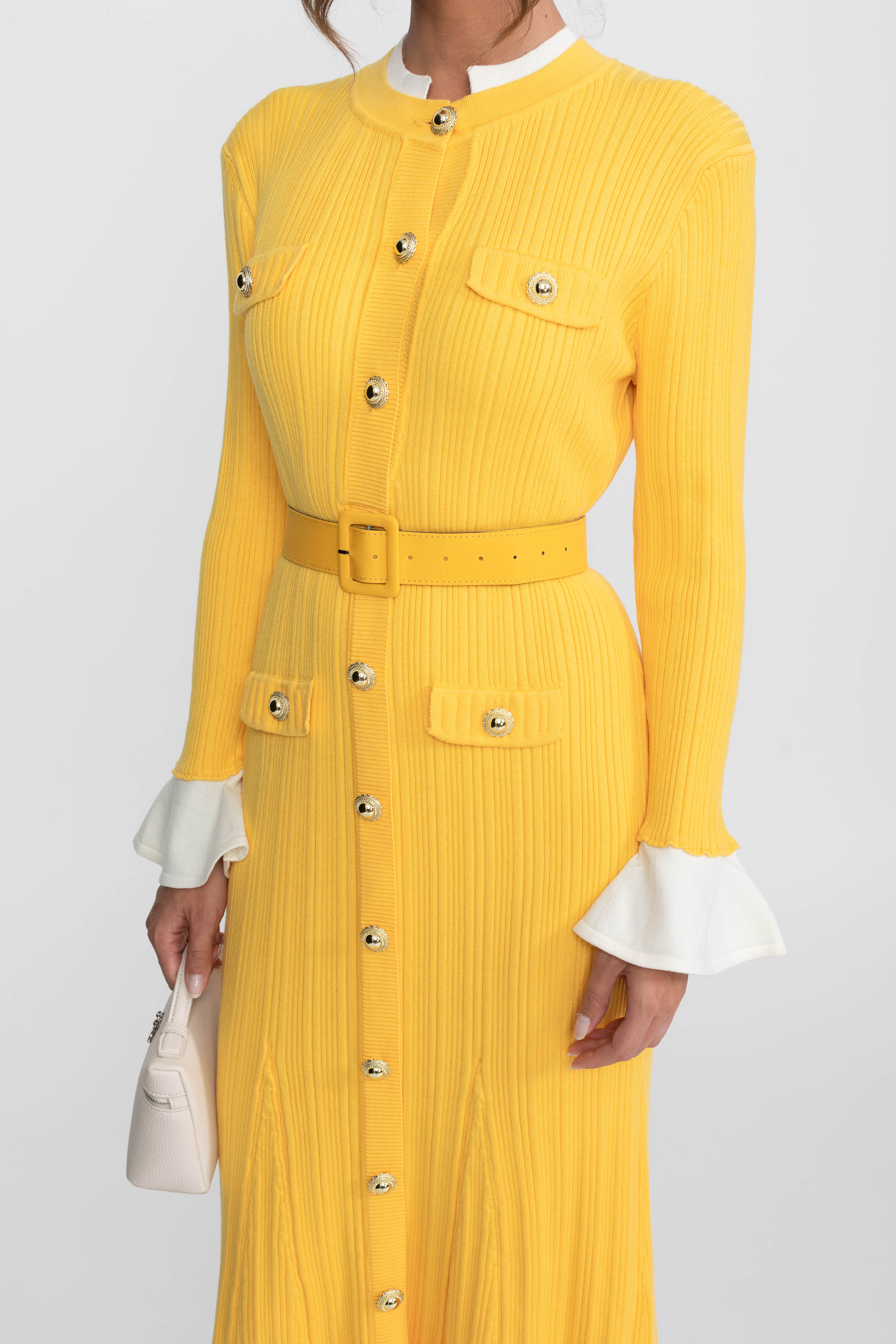 Robe midi en maille côtelée avec ceinture, poignets et col blancs - jaune 