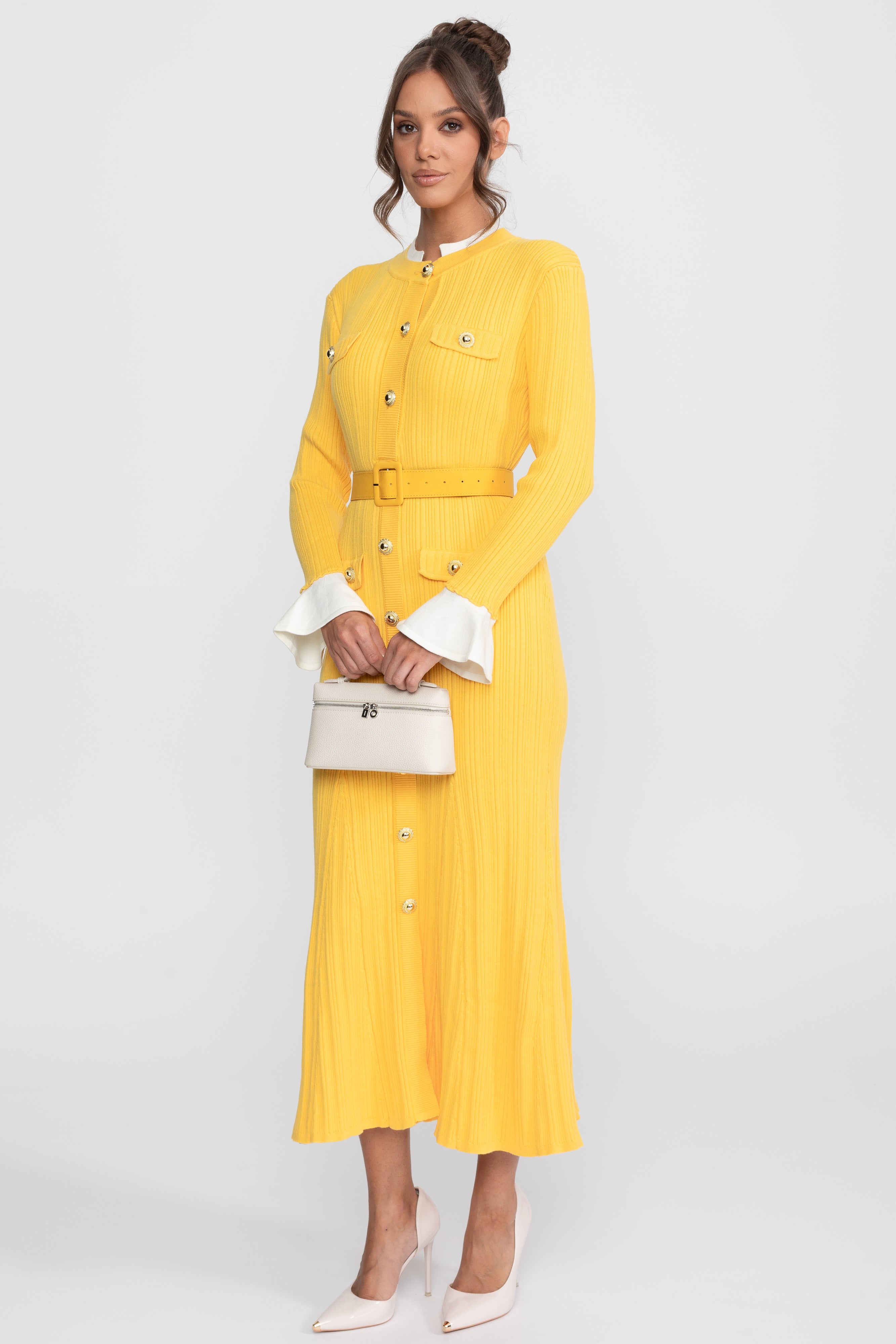 Robe midi en maille côtelée avec ceinture, poignets et col blancs - jaune 