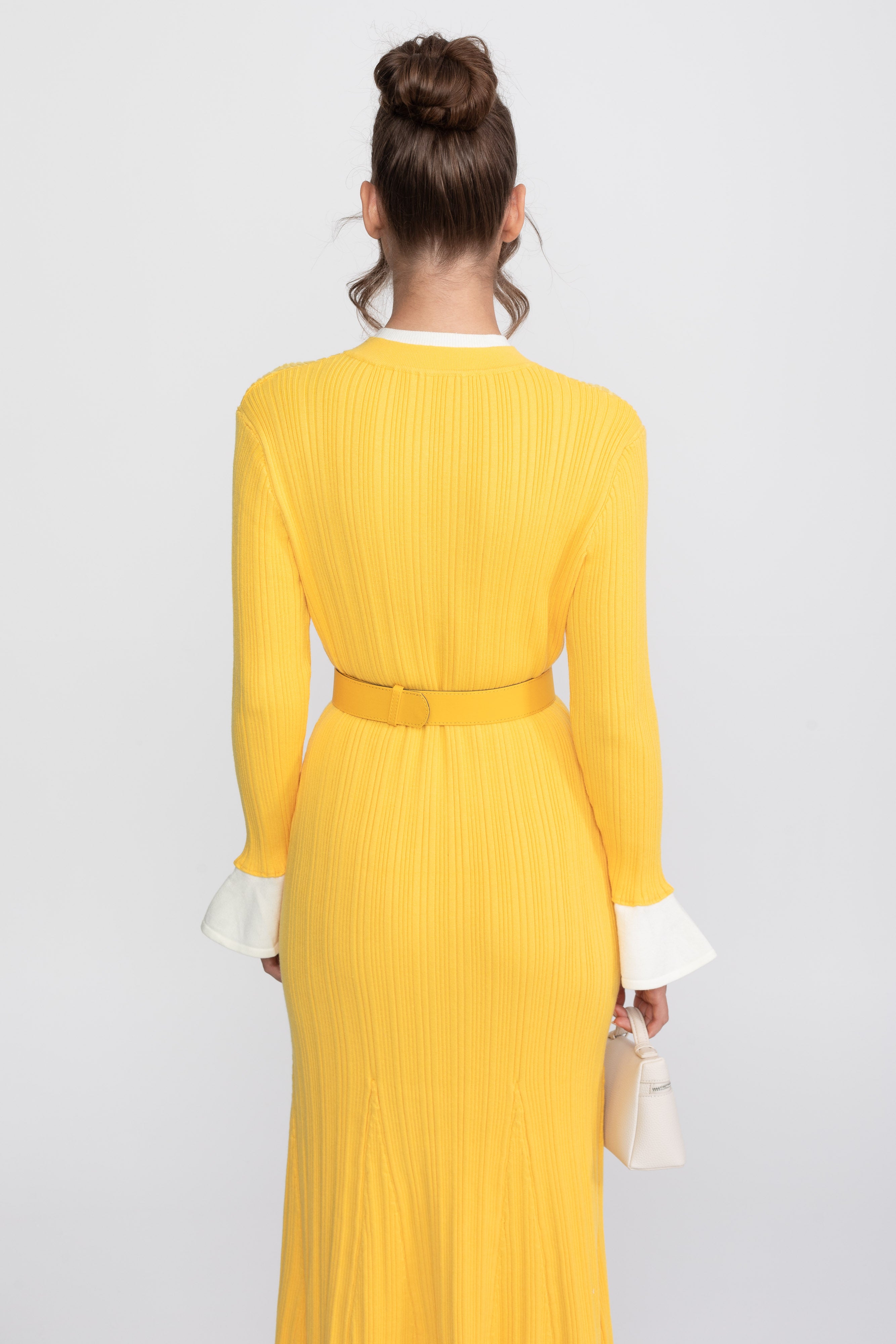 Robe midi en maille côtelée avec ceinture, poignets et col blancs - jaune 