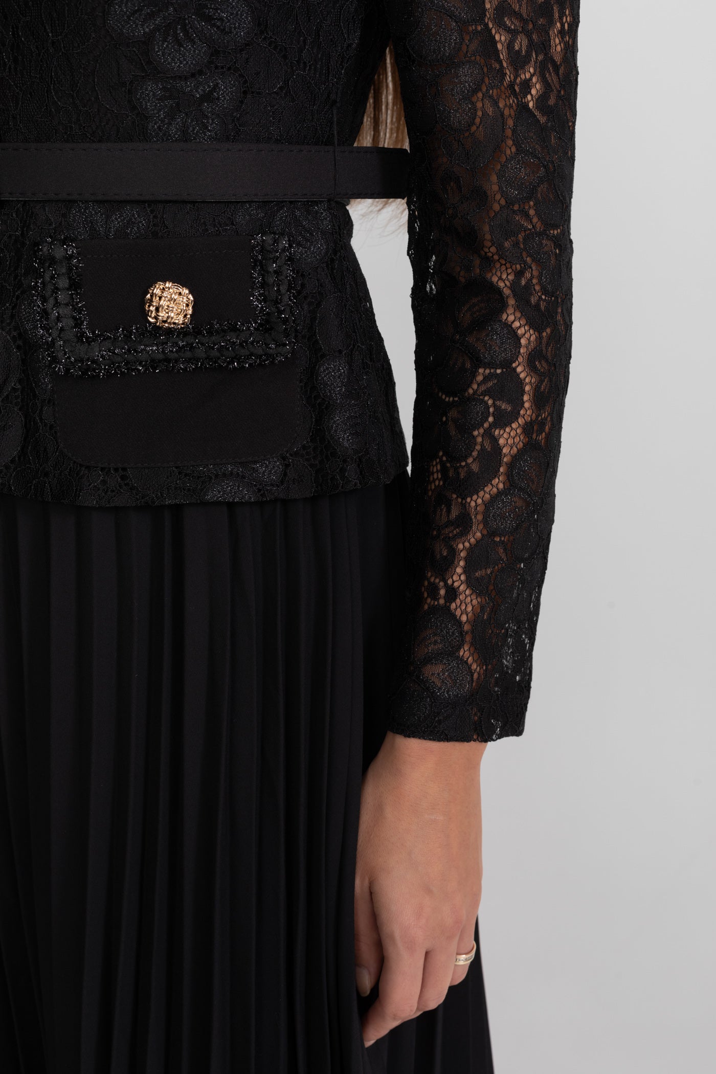 Robe midi en dentelle et plissée avec détails boutons dorés - Noir 