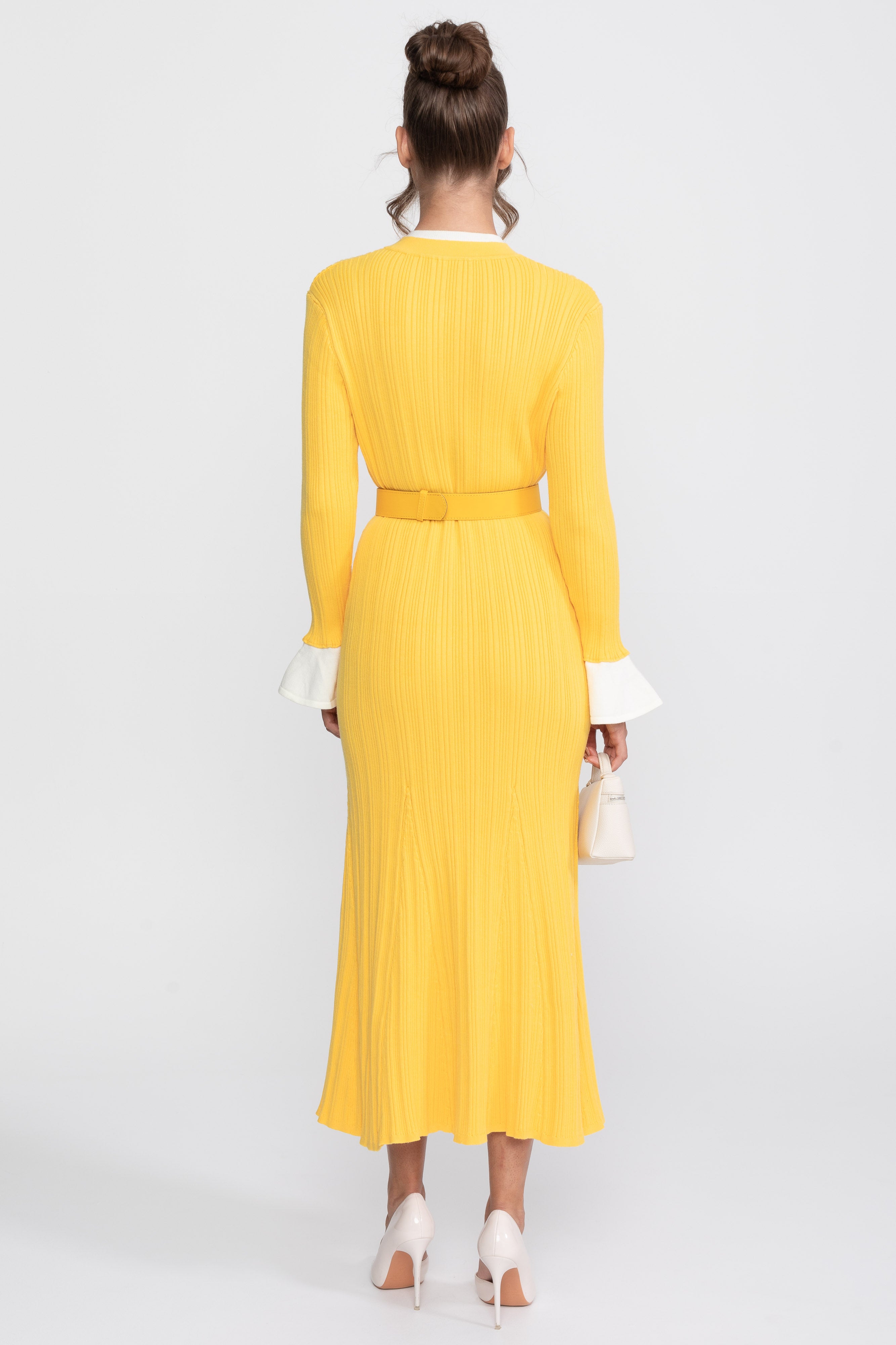 Robe midi en maille côtelée avec ceinture, poignets et col blancs - jaune 