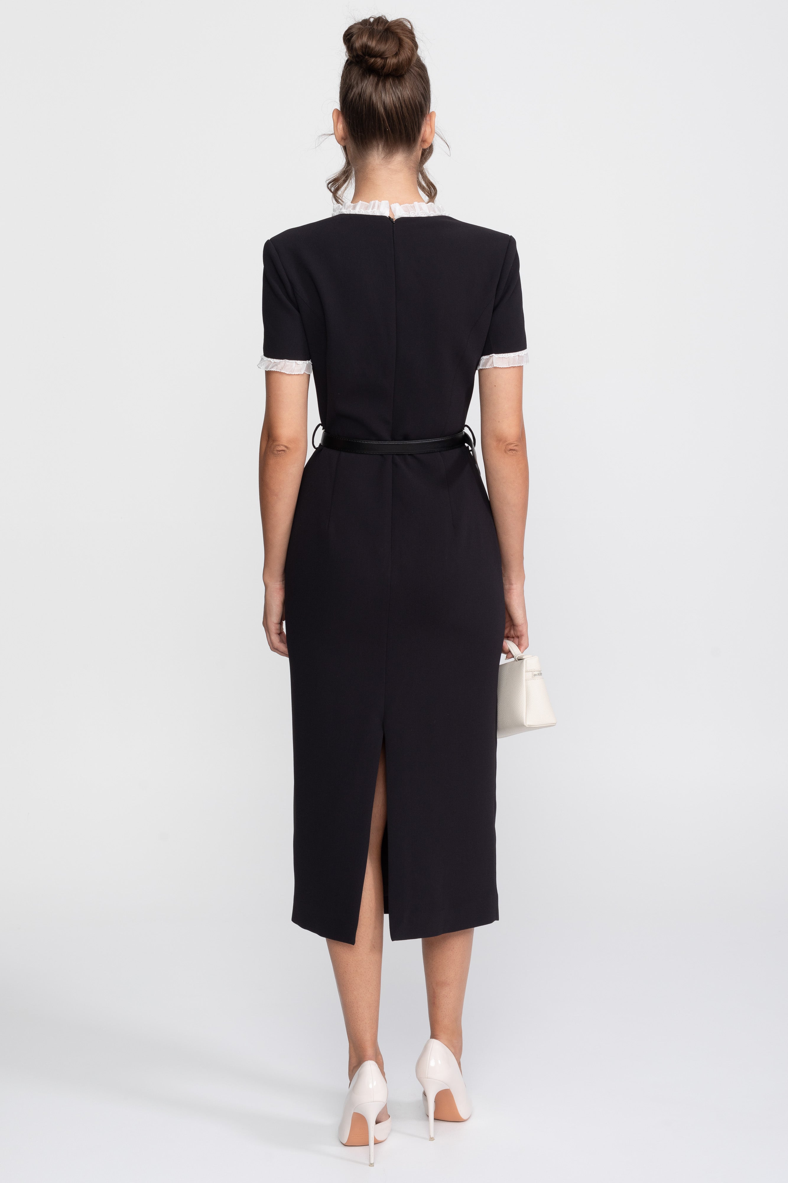 Robe midi ceinturée à col carré avec finition volantée blanche - Noir 
