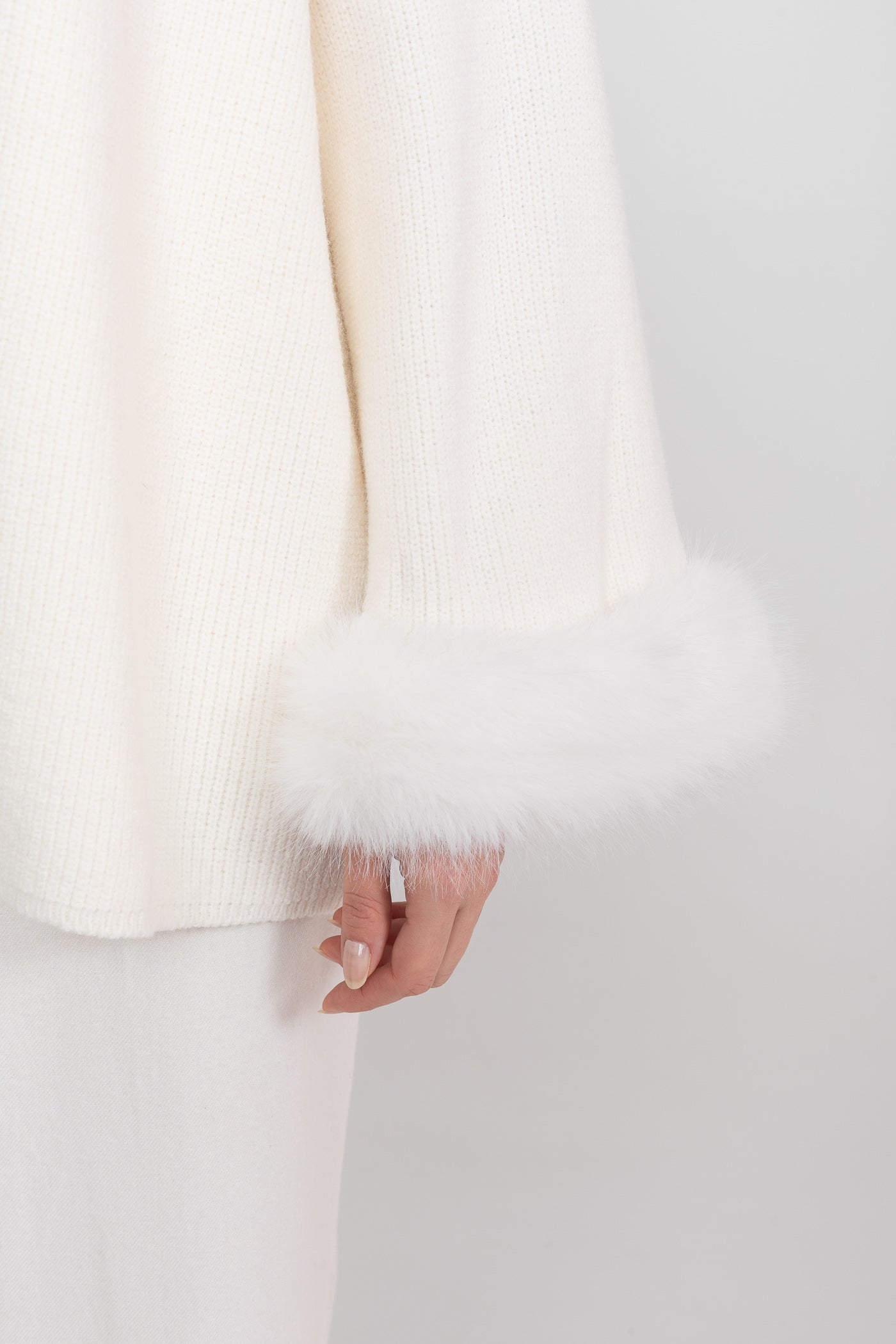 Ensemble en maille deux pièces avec ornements en cristal et poignets bordés - Blanc 