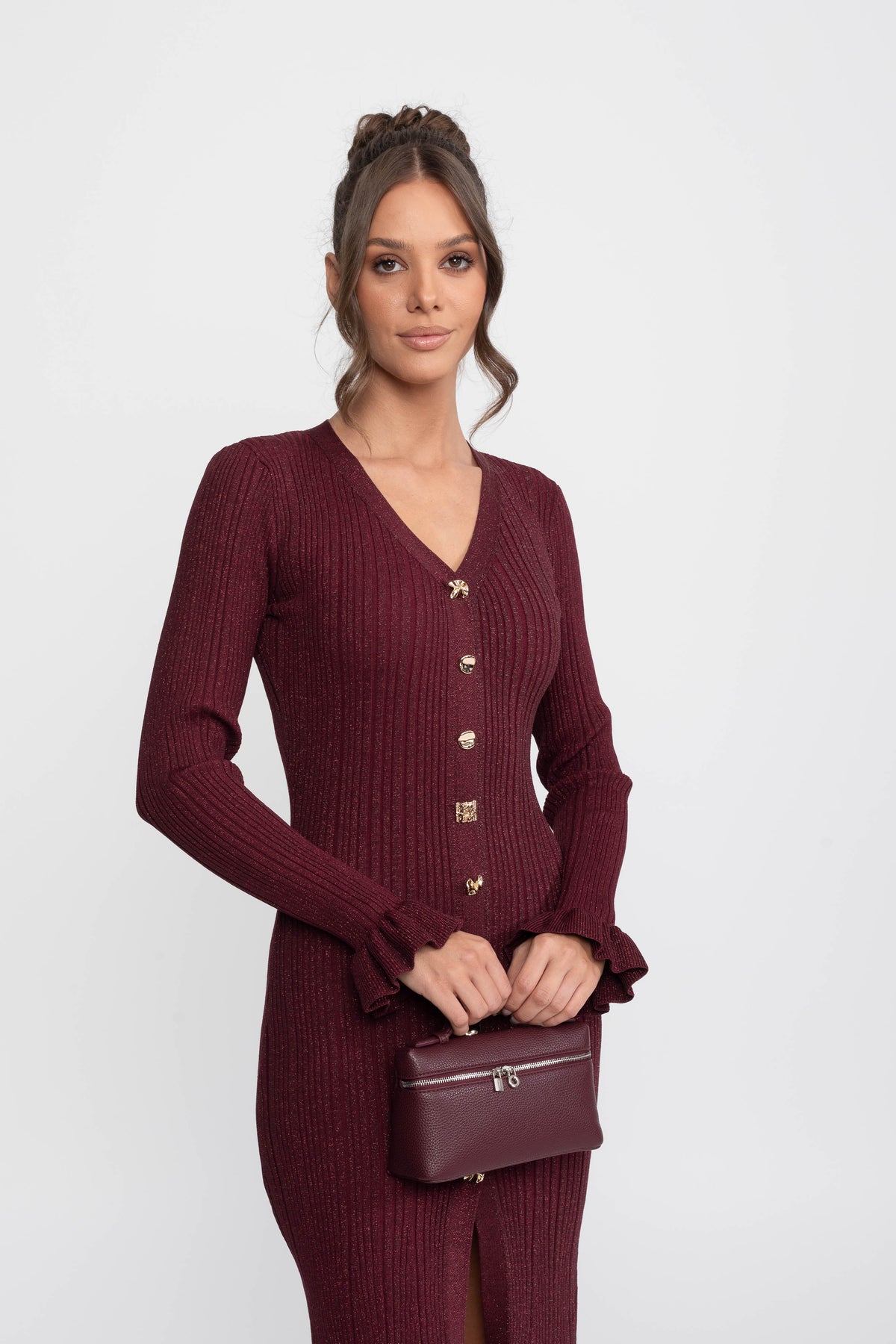 Robe maxi en maille côtelée à col en V et boutonnage sur le devant, avec poignets à volants - Burgundy 