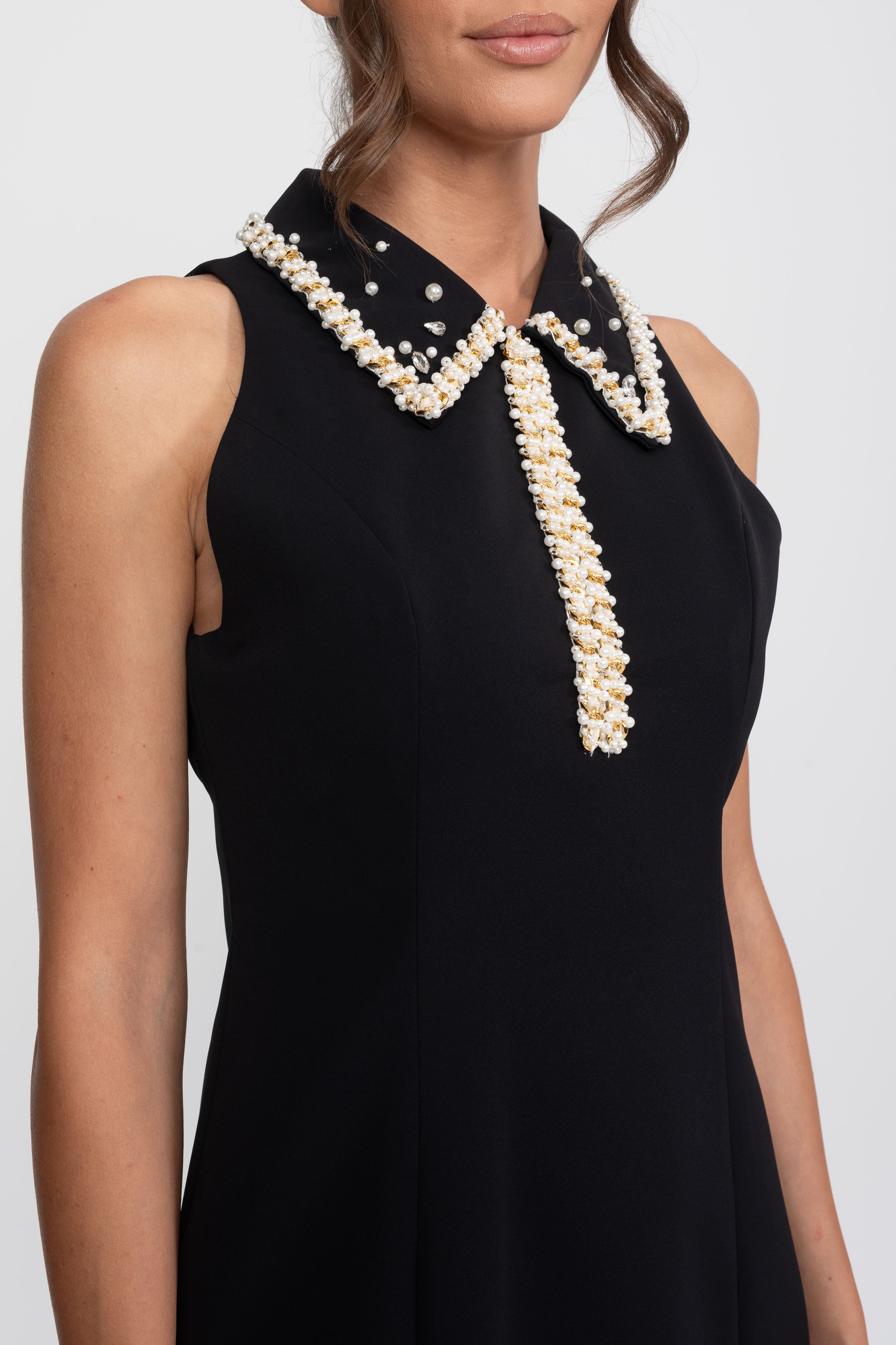 Robe mini sans manches à col bordé de perles - Noir 