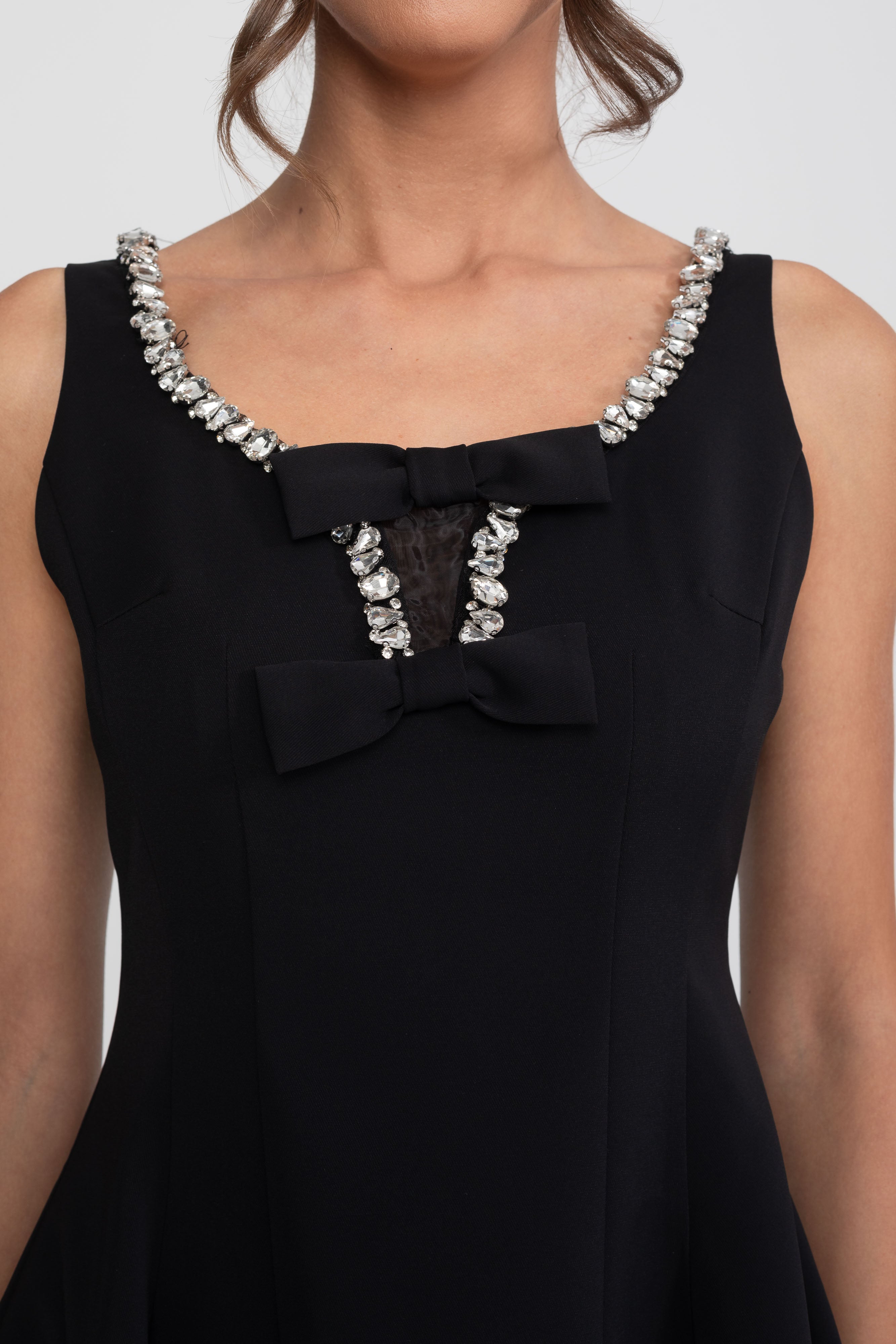 Robe mini cintrée et évasée avec finitions en cristal et nœuds sur la poitrine - Noir 