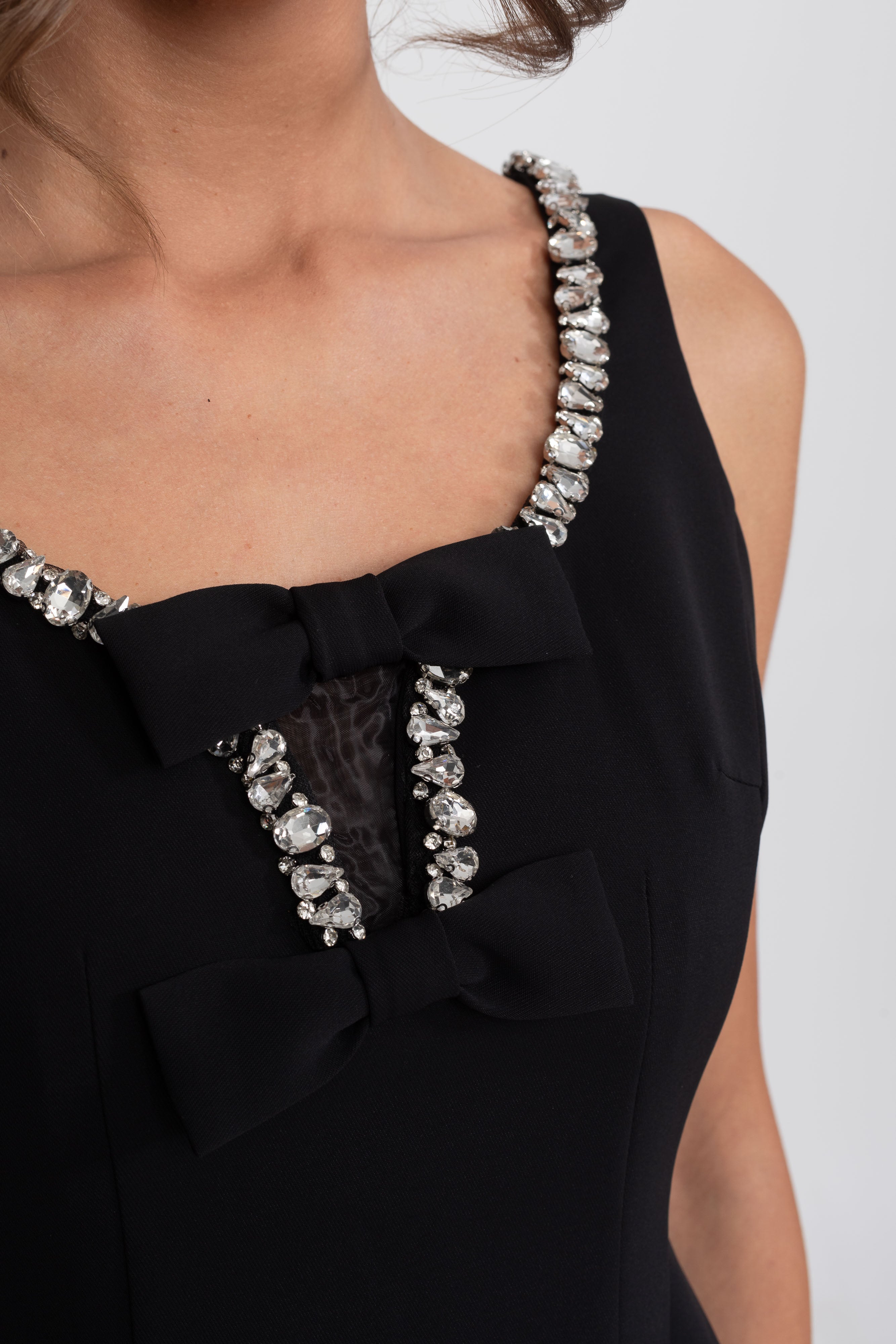 Robe mini cintrée et évasée avec finitions en cristal et nœuds sur la poitrine - Noir 