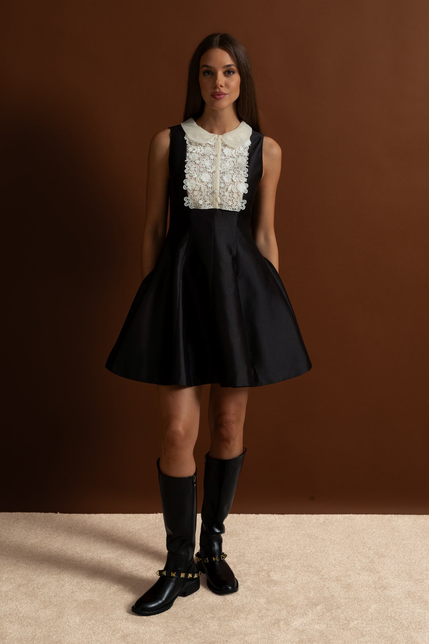 Robe trapèze courte avec plastron en dentelle – Noir 