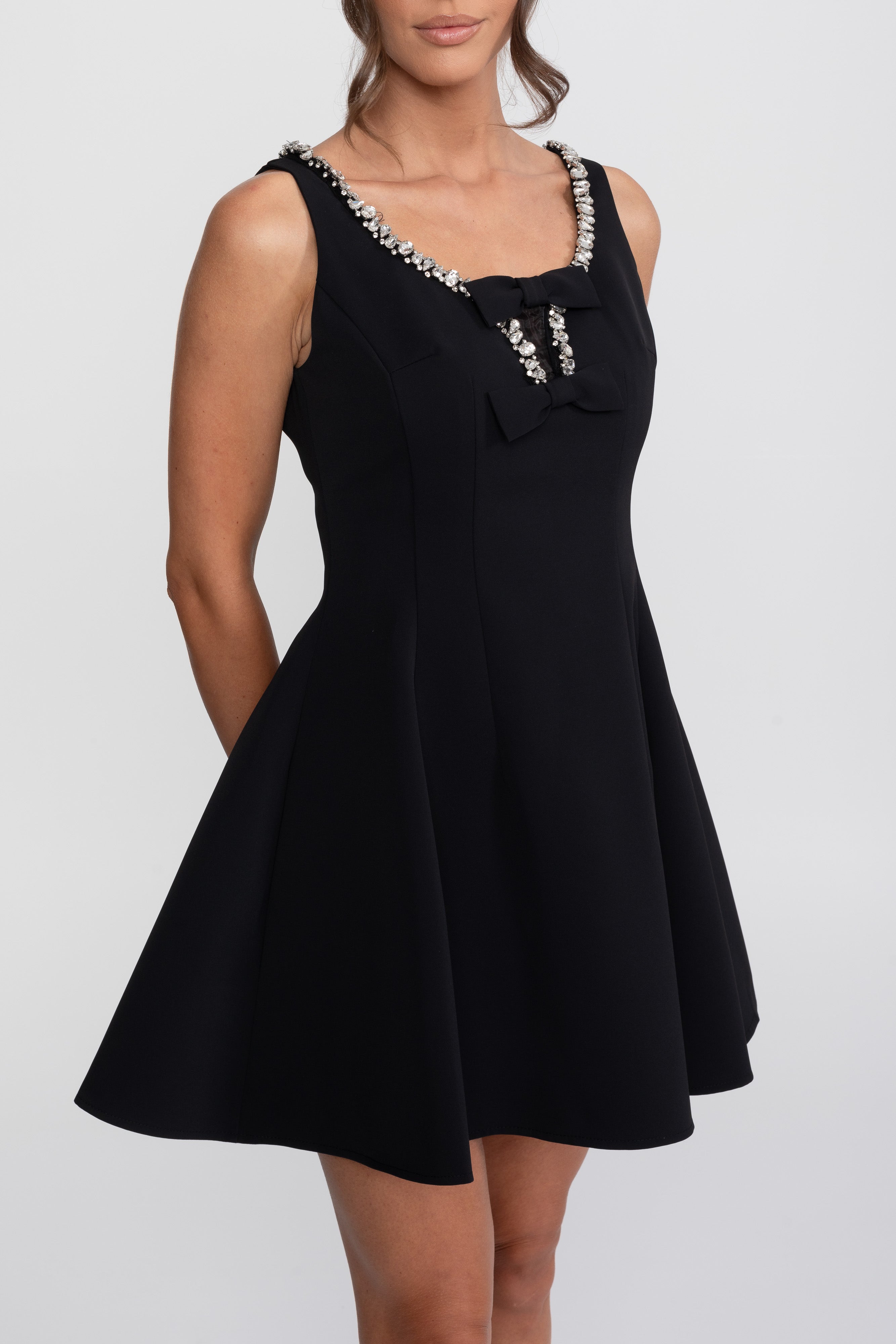 Robe mini cintrée et évasée avec finitions en cristal et nœuds sur la poitrine - Noir 