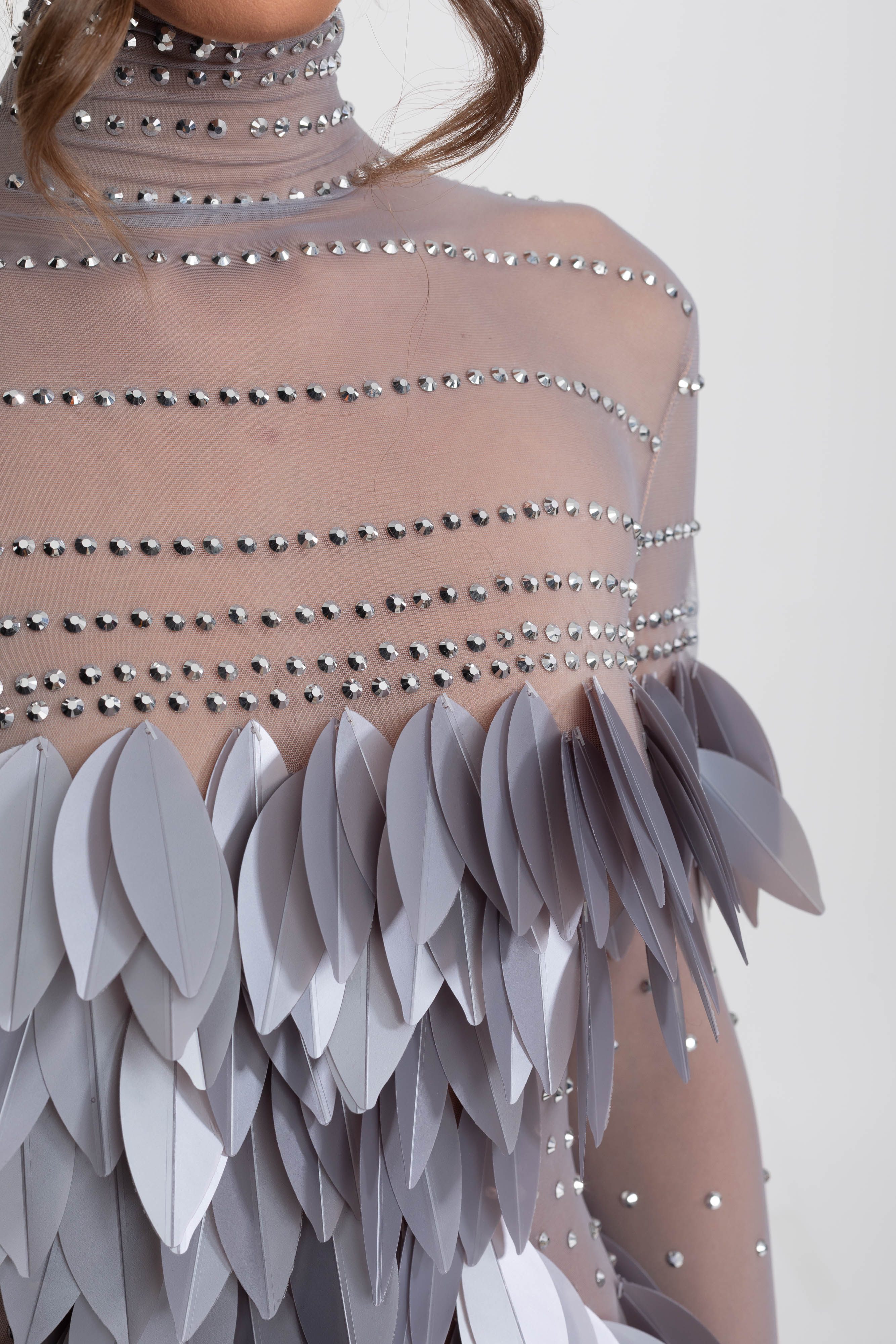 Mini-robe en mesh transparent avec panneau de plumes et encolure ornée de cristaux - Gris 