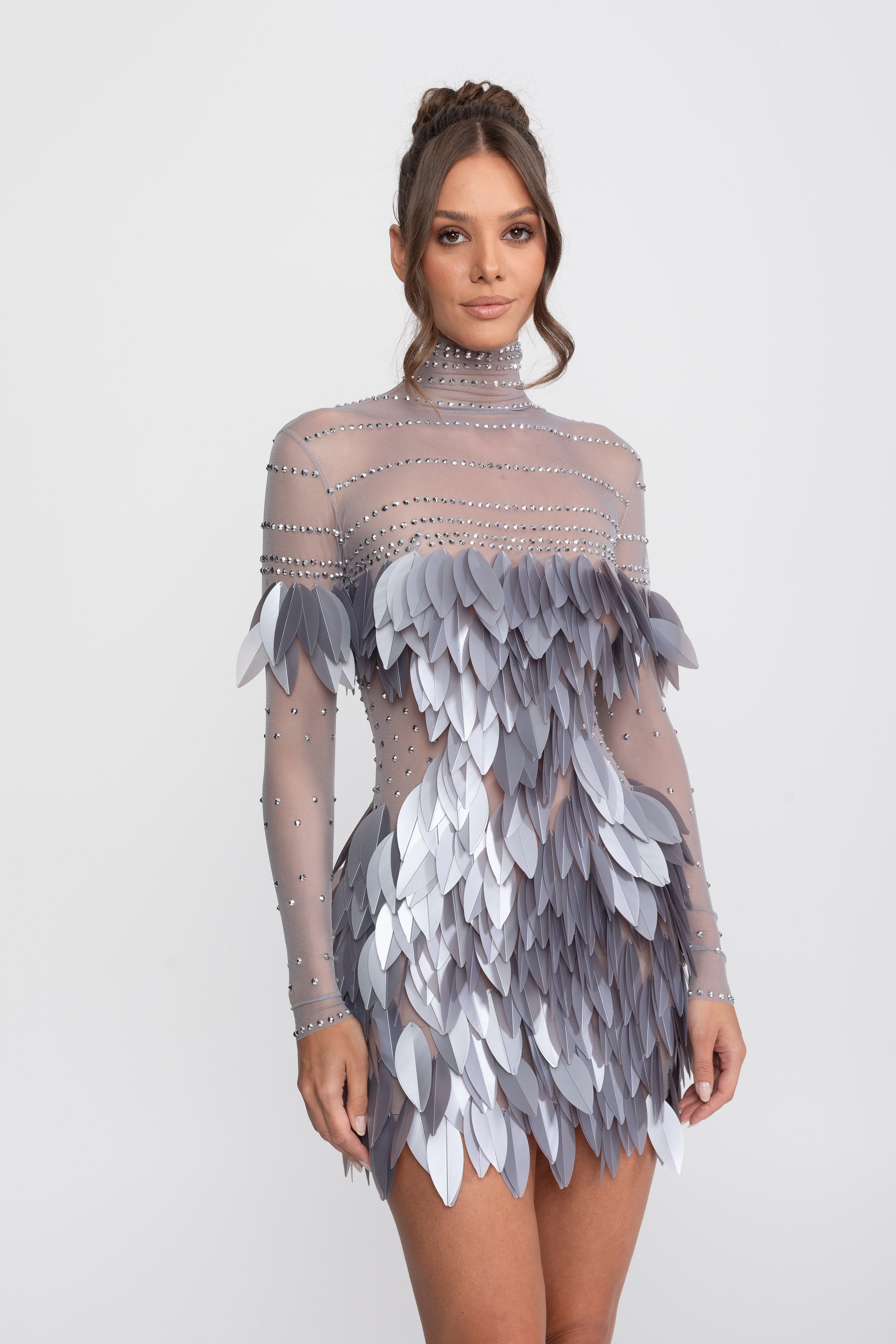Mini-robe en mesh transparent avec panneau de plumes et encolure ornée de cristaux - Gris 
